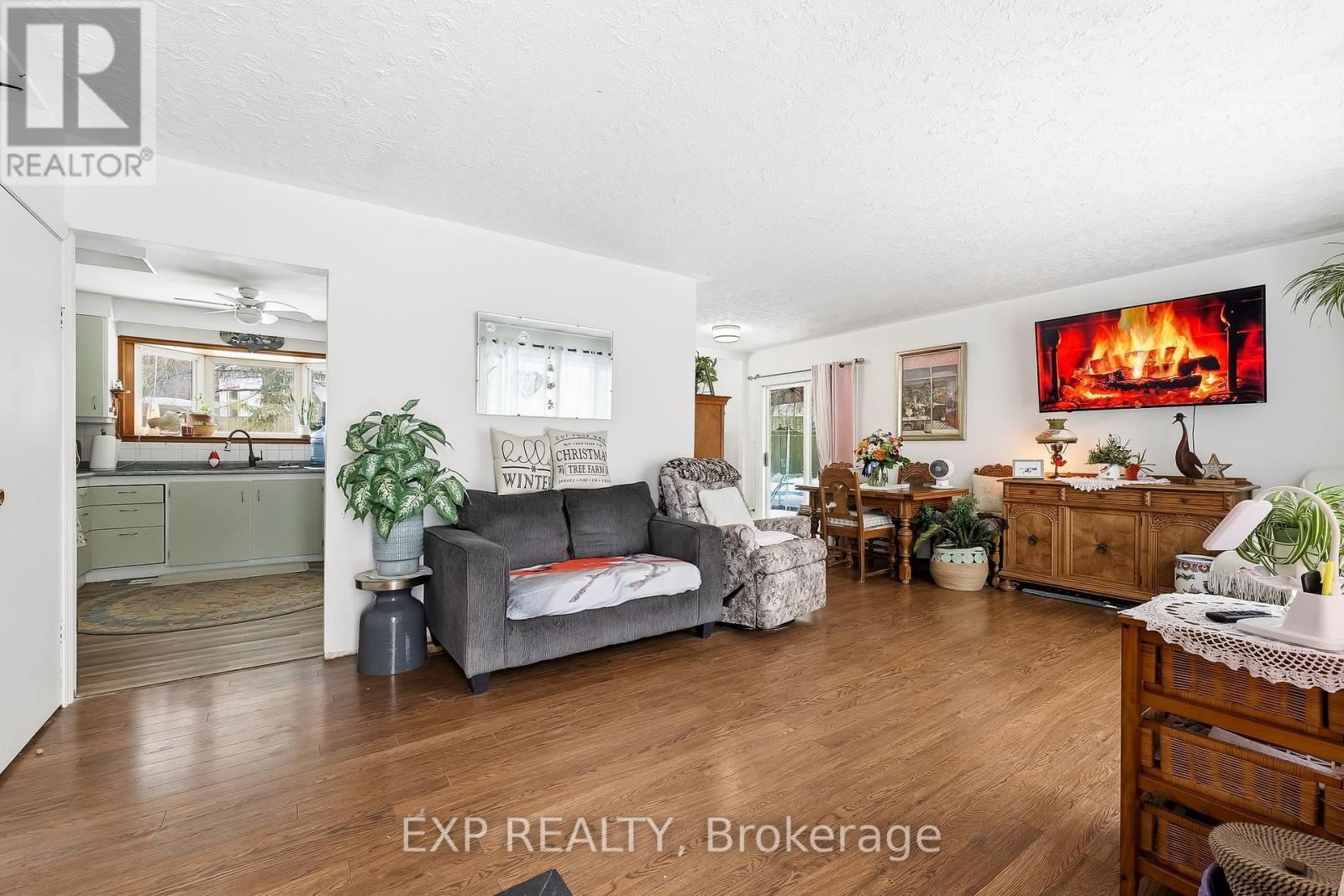 2825 Peter Street, Hamilton Township, ON - Indoor Photo Showing Living Room