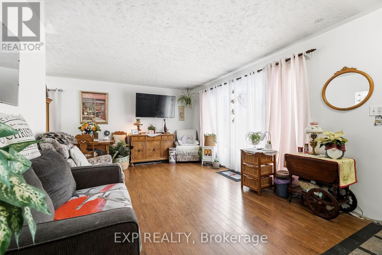 2825 Peter Street, Hamilton Township, ON - Indoor Photo Showing Living Room