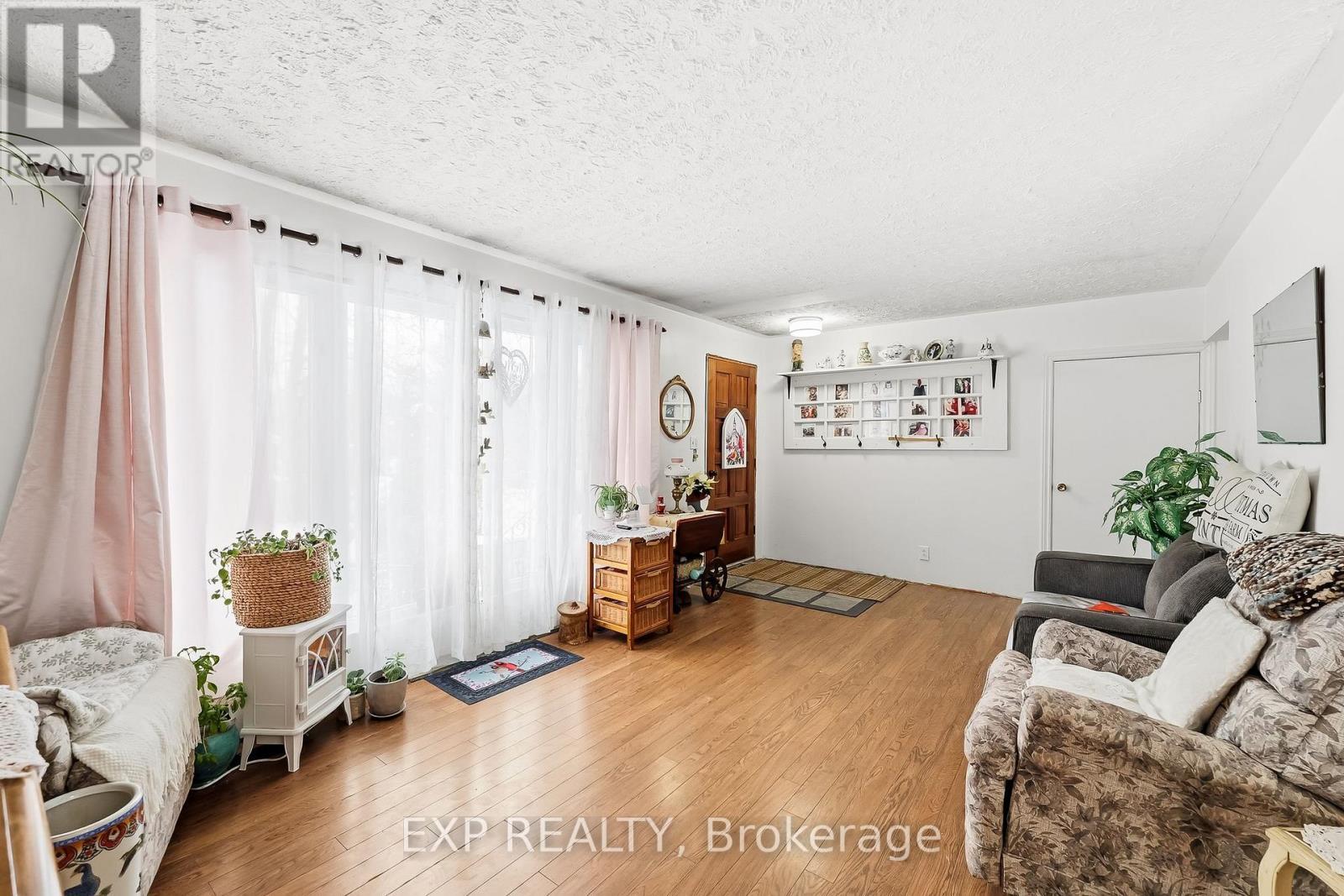 2825 Peter Street, Hamilton Township, ON - Indoor Photo Showing Living Room