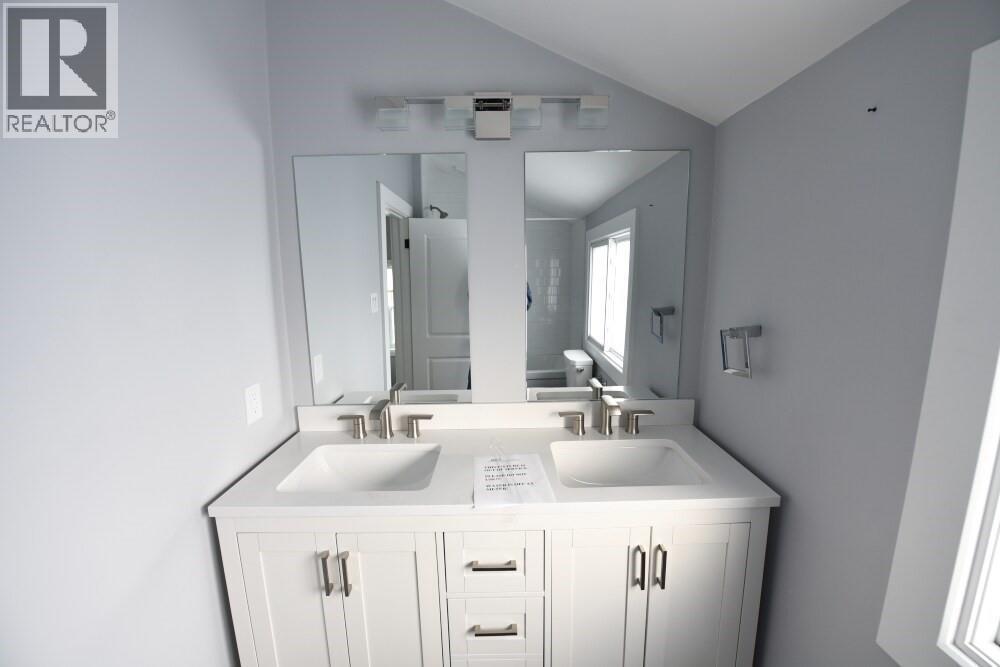 379 Talfourd Street, Sarnia, ON - Indoor Photo Showing Bathroom