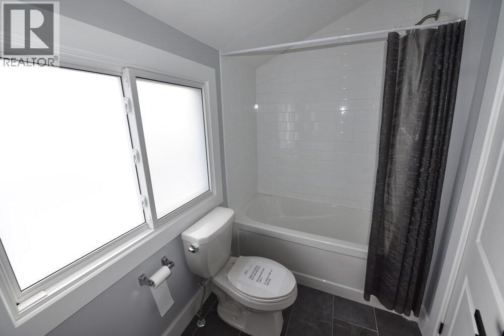379 Talfourd Street, Sarnia, ON - Indoor Photo Showing Bathroom