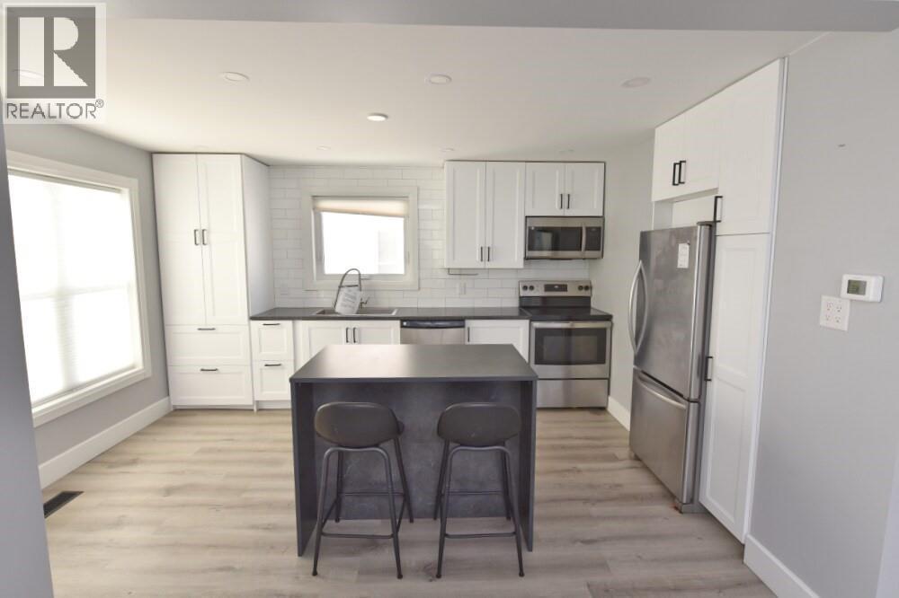 379 Talfourd Street, Sarnia, ON - Indoor Photo Showing Kitchen With Upgraded Kitchen