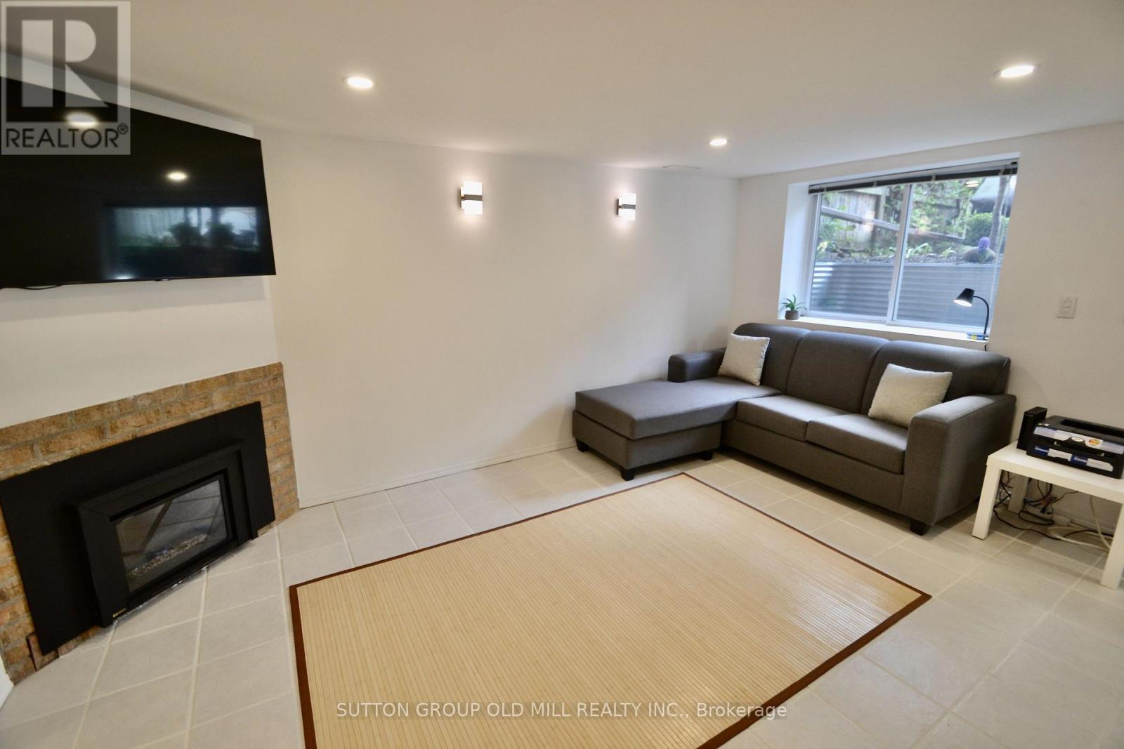 Lower - 180 Madison Avenue, Toronto, ON - Indoor Photo Showing Living Room With Fireplace