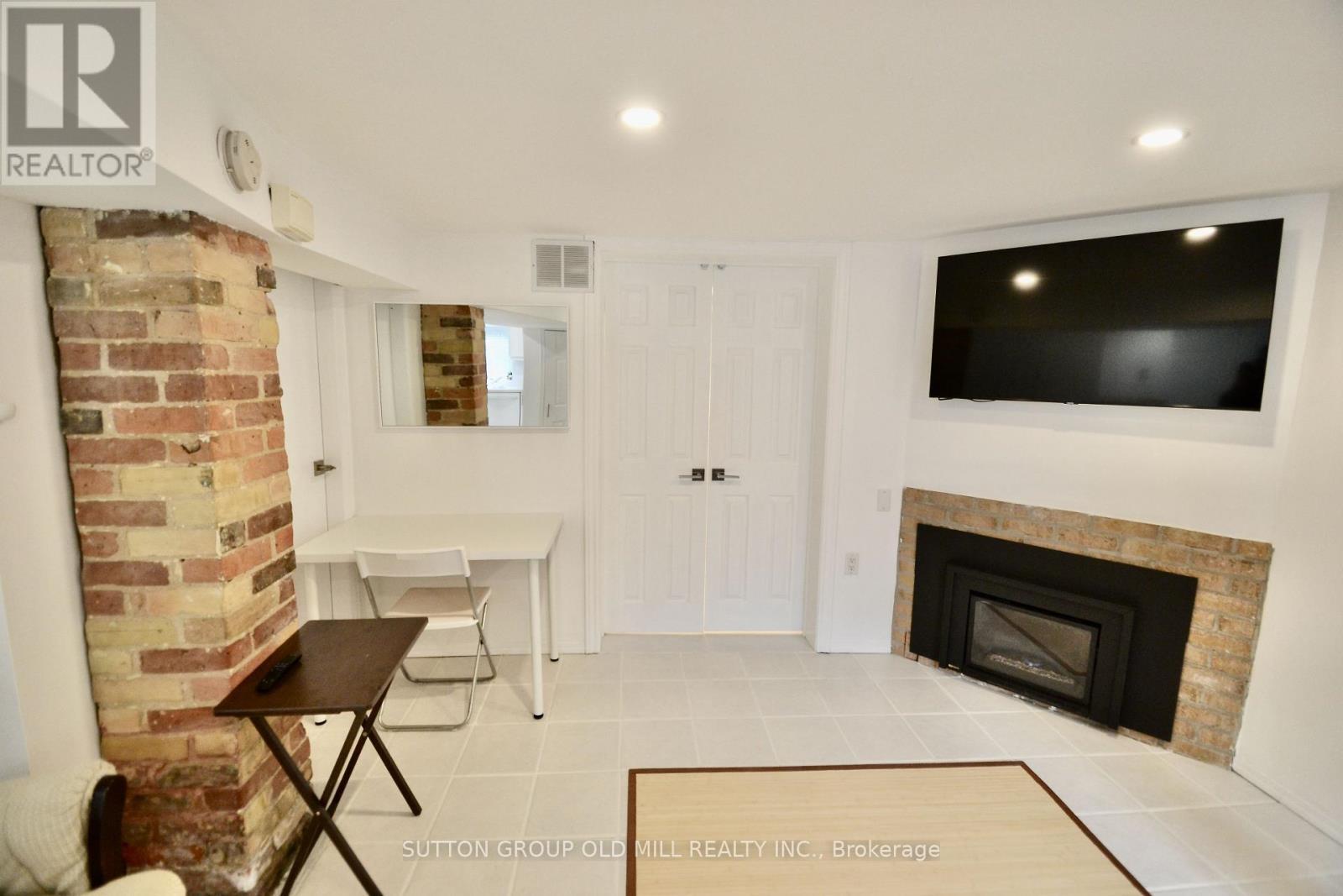 Lower - 180 Madison Avenue, Toronto, ON - Indoor Photo Showing Living Room With Fireplace