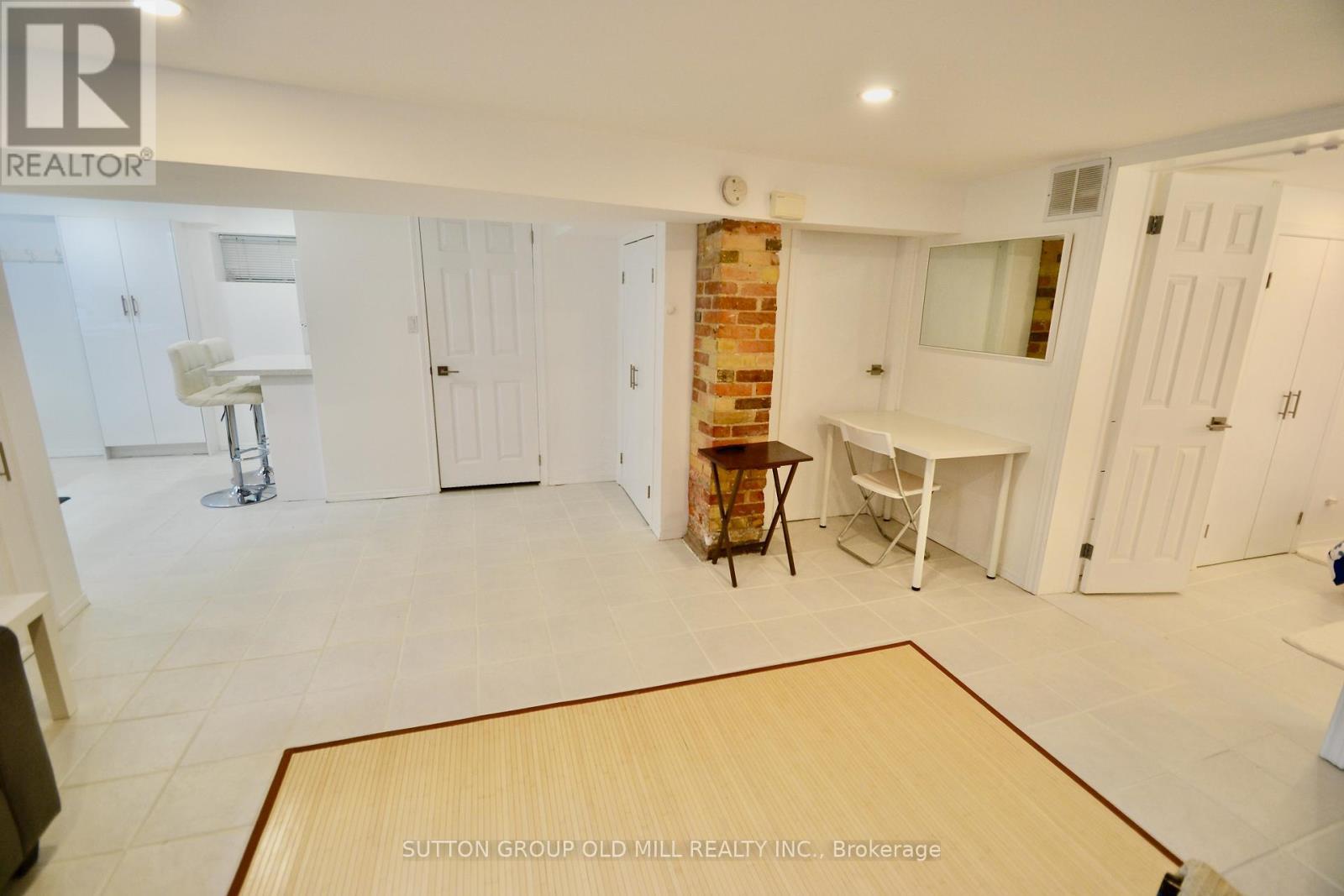 Lower - 180 Madison Avenue, Toronto, ON - Indoor Photo Showing Other Room