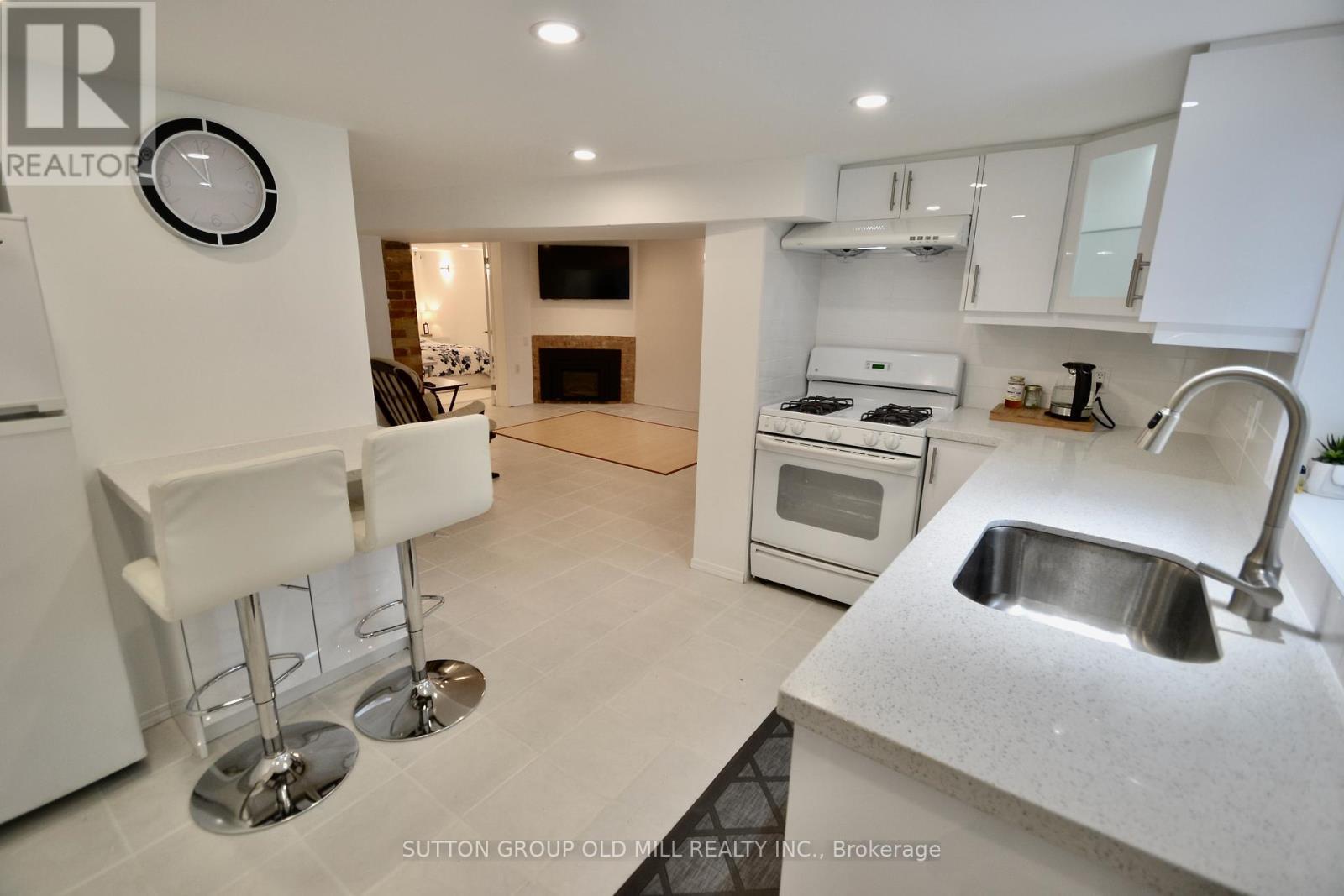 Lower - 180 Madison Avenue, Toronto, ON - Indoor Photo Showing Kitchen