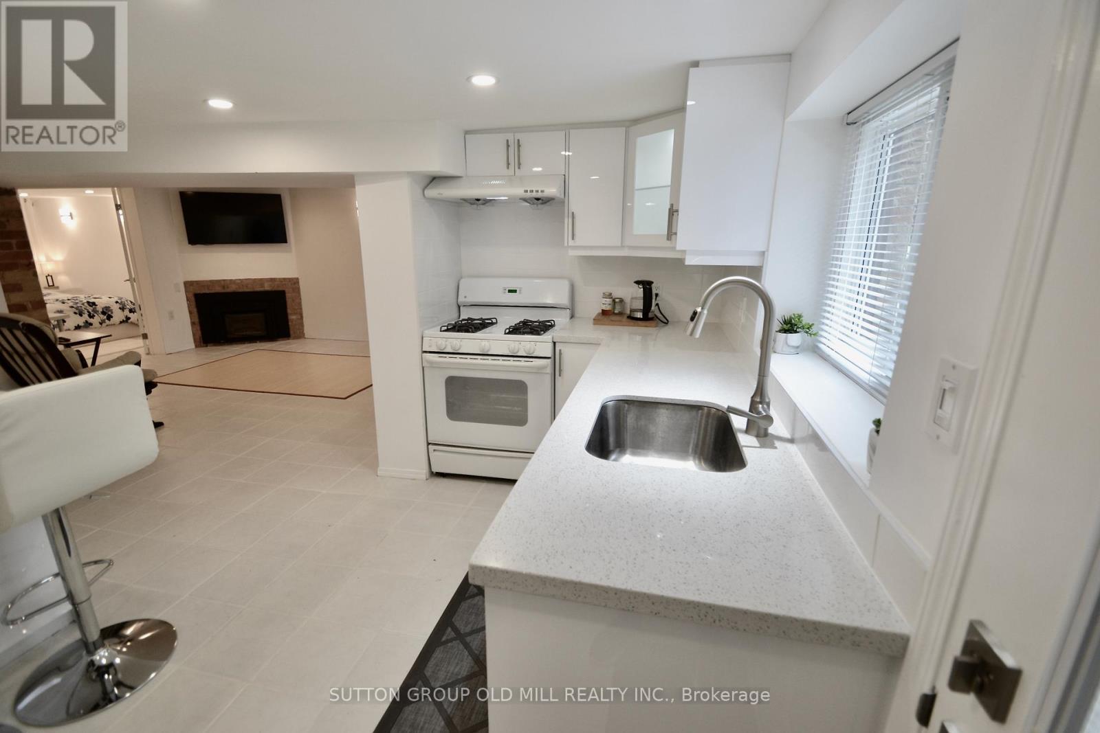 Lower - 180 Madison Avenue, Toronto, ON - Indoor Photo Showing Kitchen With Fireplace