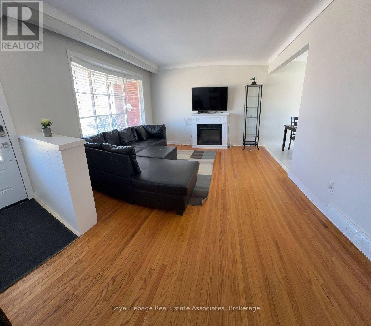 33 Laird (Upper) Drive, St. Catharines, ON - Indoor Photo Showing Living Room With Fireplace