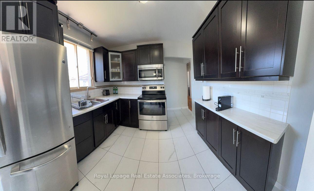 33 Laird (Upper) Drive, St. Catharines, ON - Indoor Photo Showing Kitchen With Double Sink