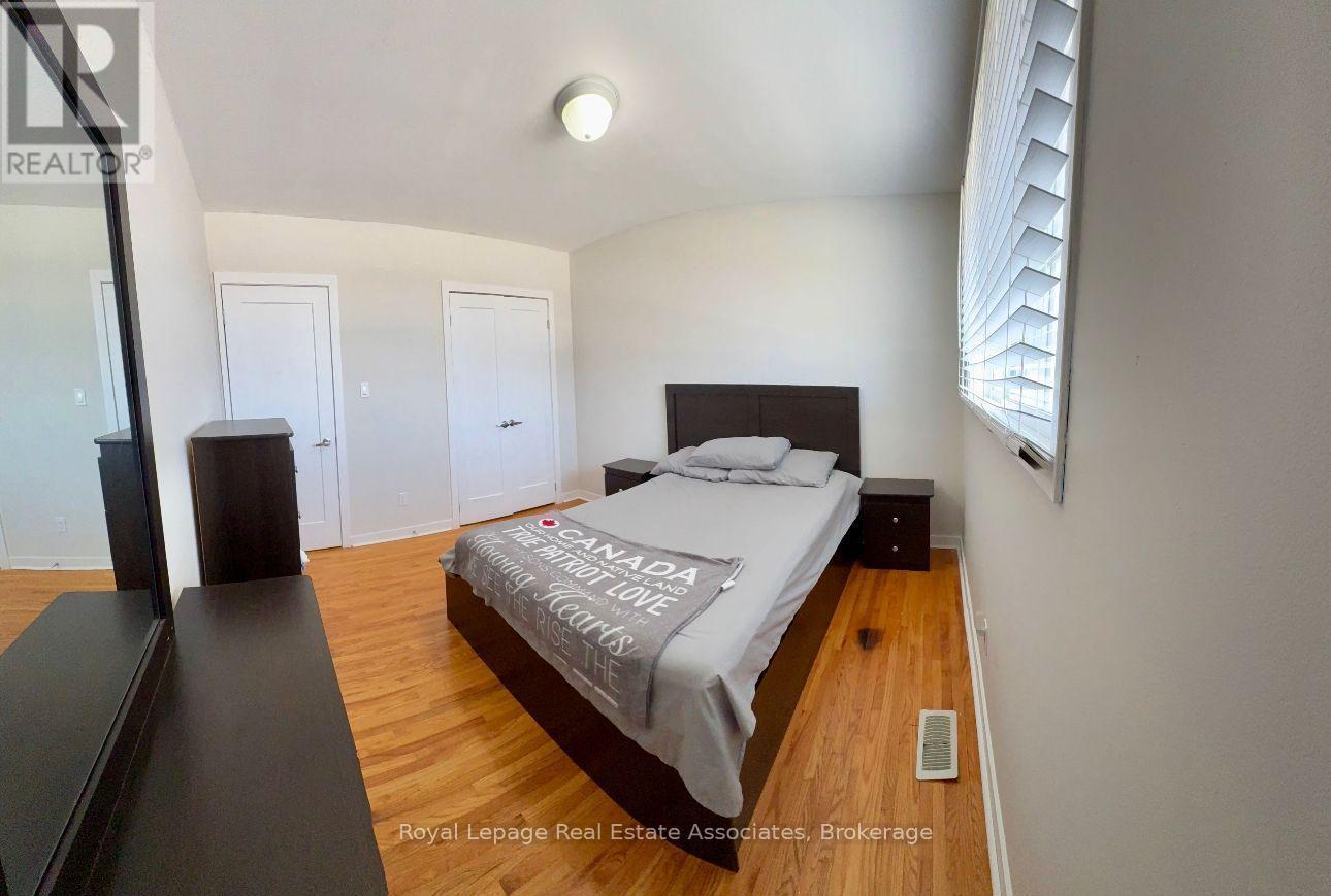 33 Laird (Upper) Drive, St. Catharines, ON - Indoor Photo Showing Bedroom