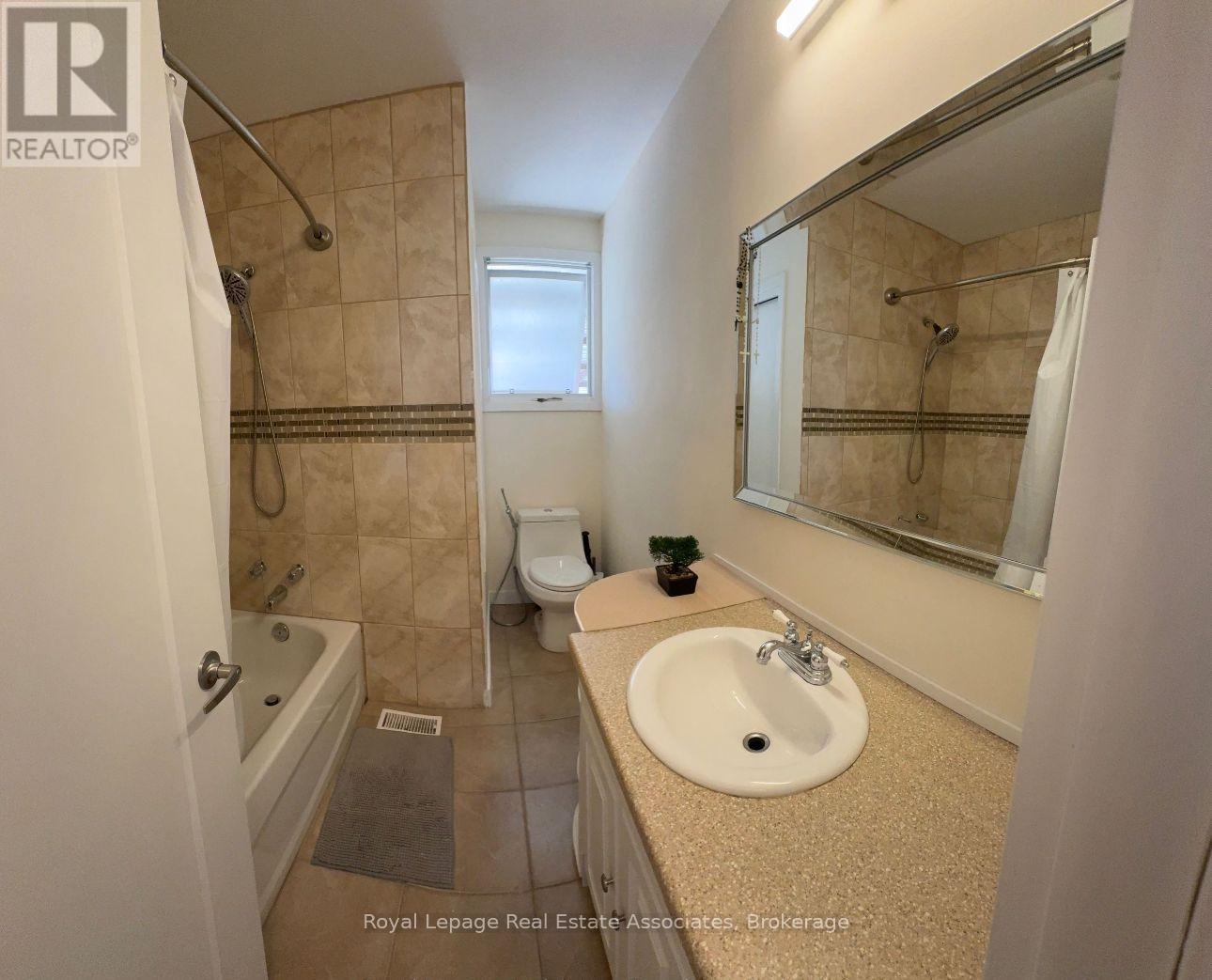 33 Laird (Upper) Drive, St. Catharines, ON - Indoor Photo Showing Bathroom