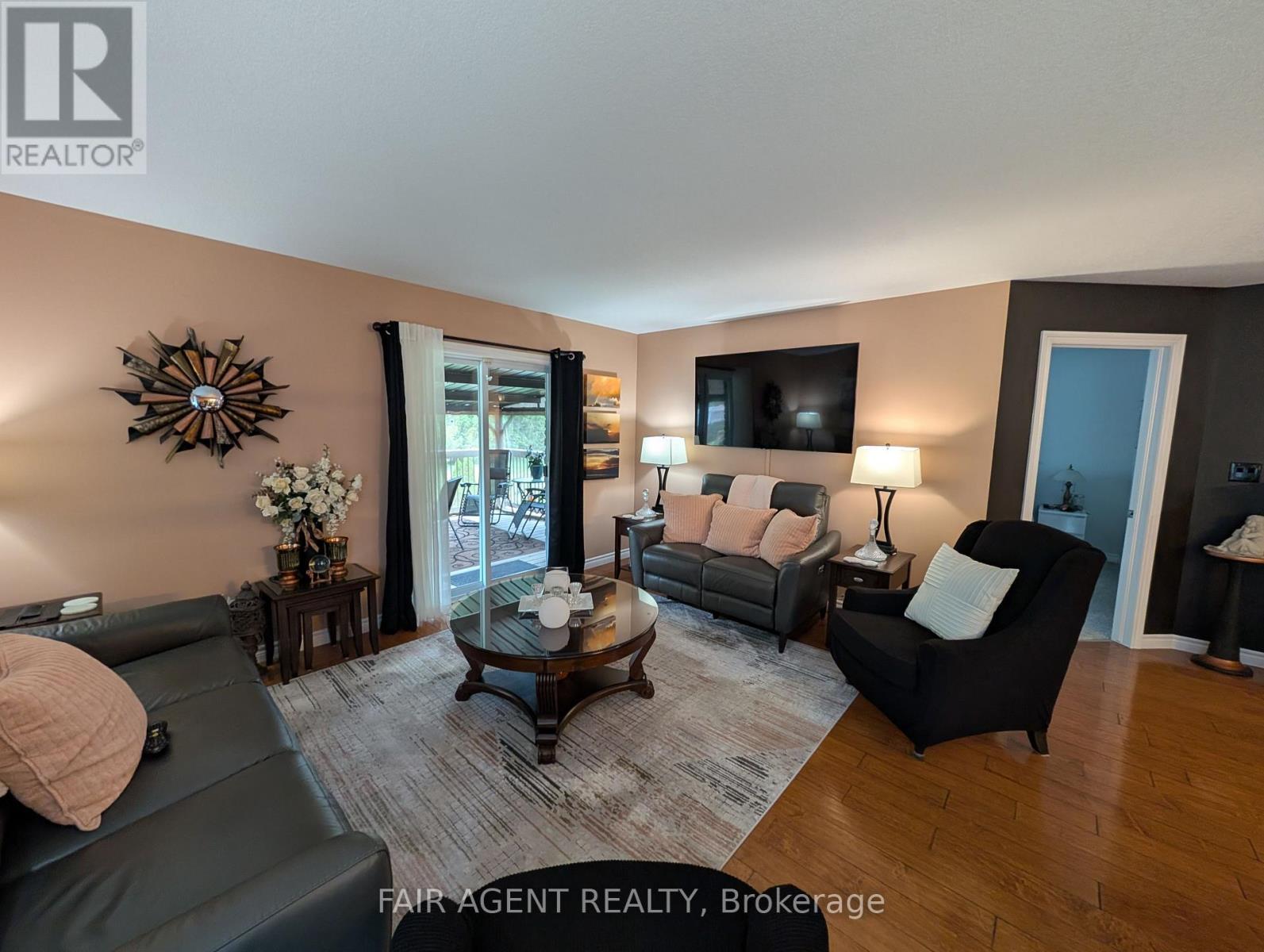 110 Milton Seiler Crescent, Minto, ON - Indoor Photo Showing Living Room