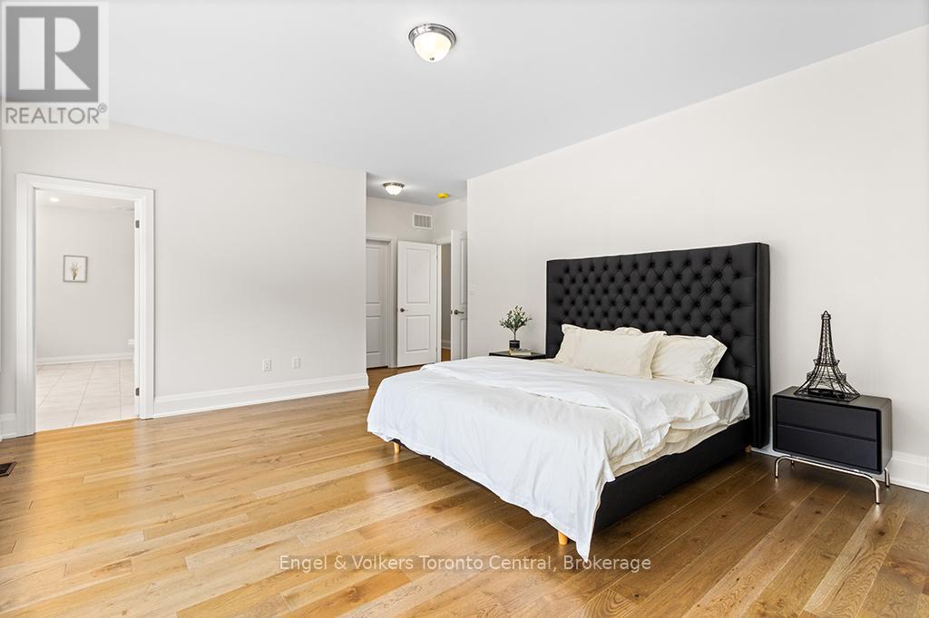 110 Dorothy Drive, Blue Mountains, ON - Indoor Photo Showing Bedroom