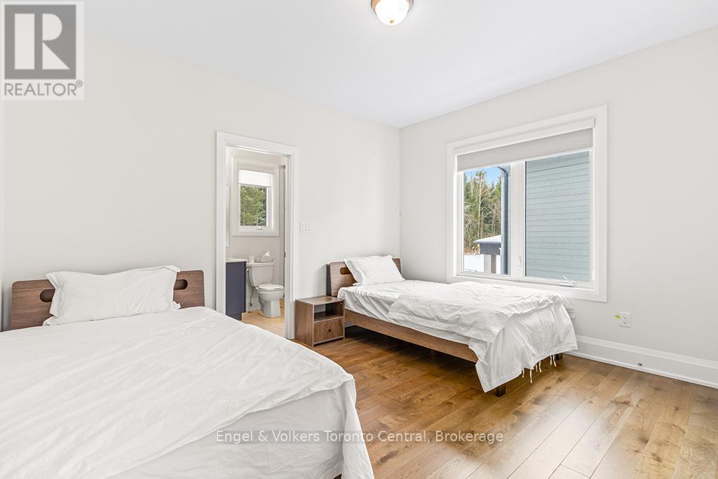 110 Dorothy Drive, Blue Mountains, ON - Indoor Photo Showing Bedroom