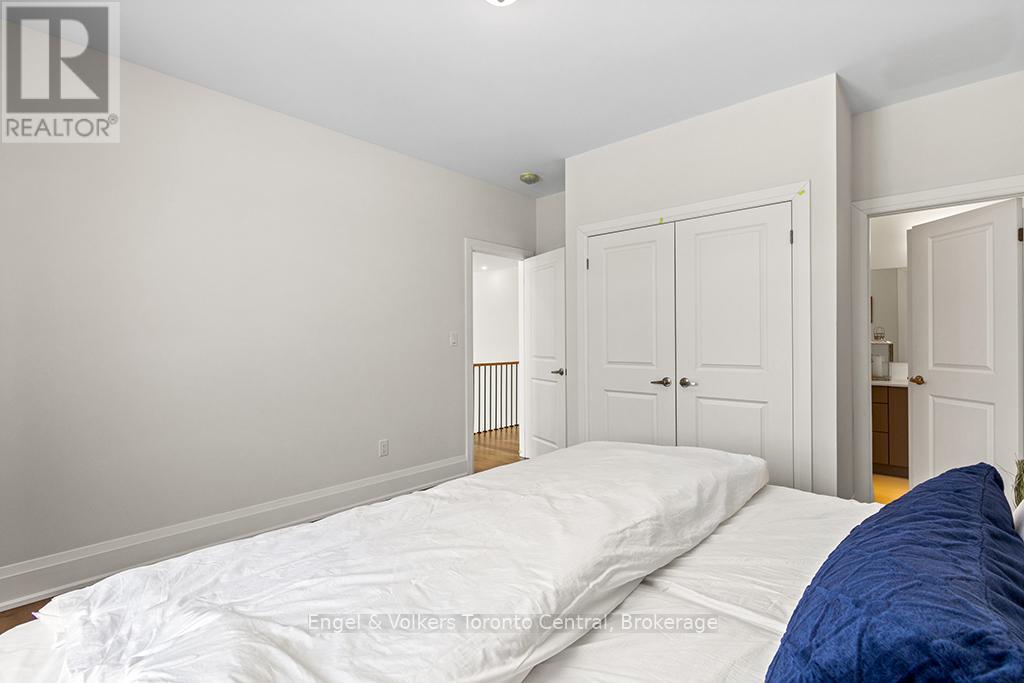 110 Dorothy Drive, Blue Mountains, ON - Indoor Photo Showing Bedroom