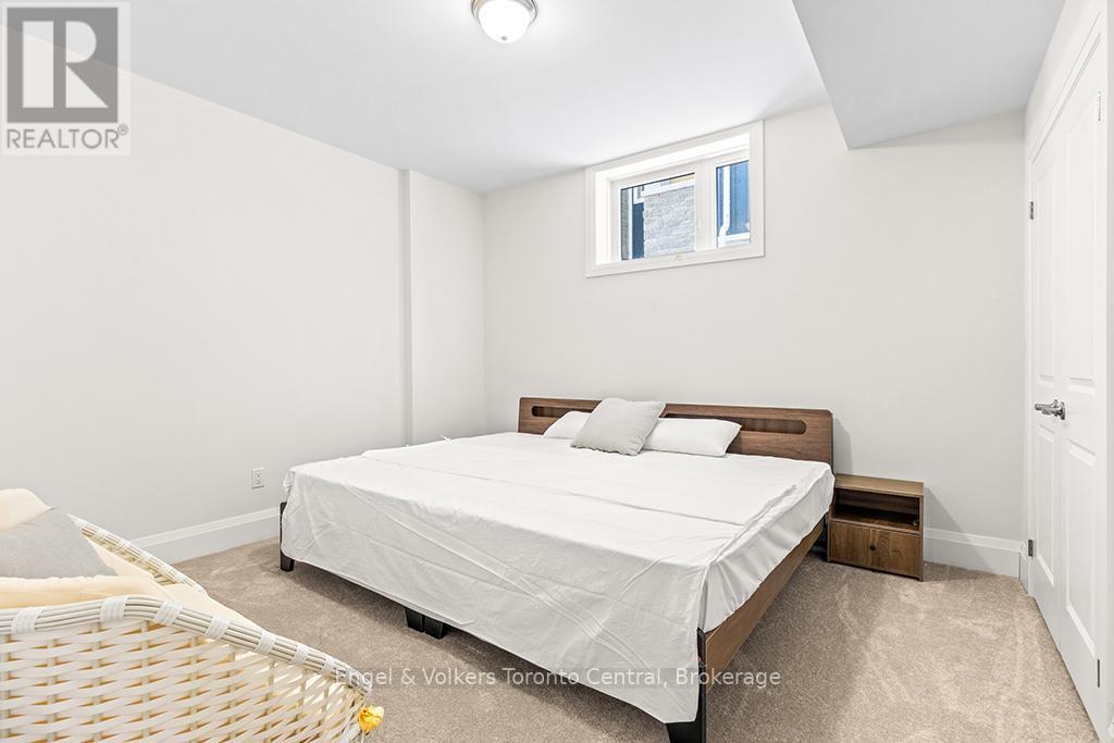 110 Dorothy Drive, Blue Mountains, ON - Indoor Photo Showing Bedroom