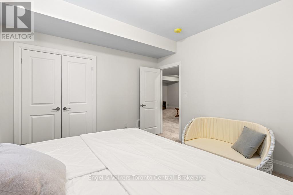110 Dorothy Drive, Blue Mountains, ON - Indoor Photo Showing Bedroom