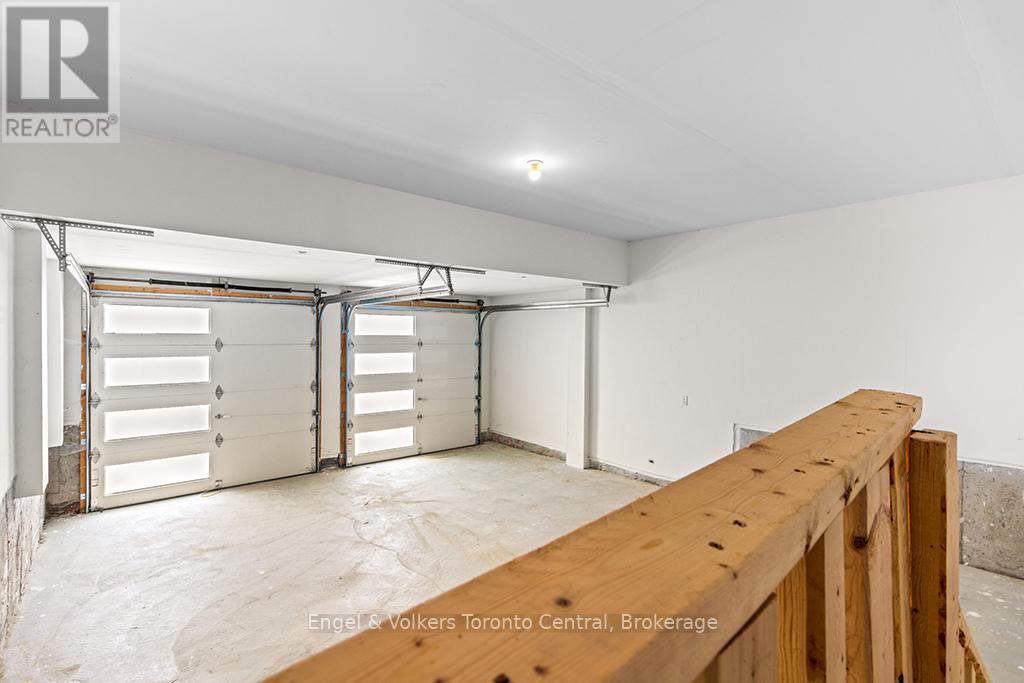 110 Dorothy Drive, Blue Mountains, ON - Indoor Photo Showing Garage