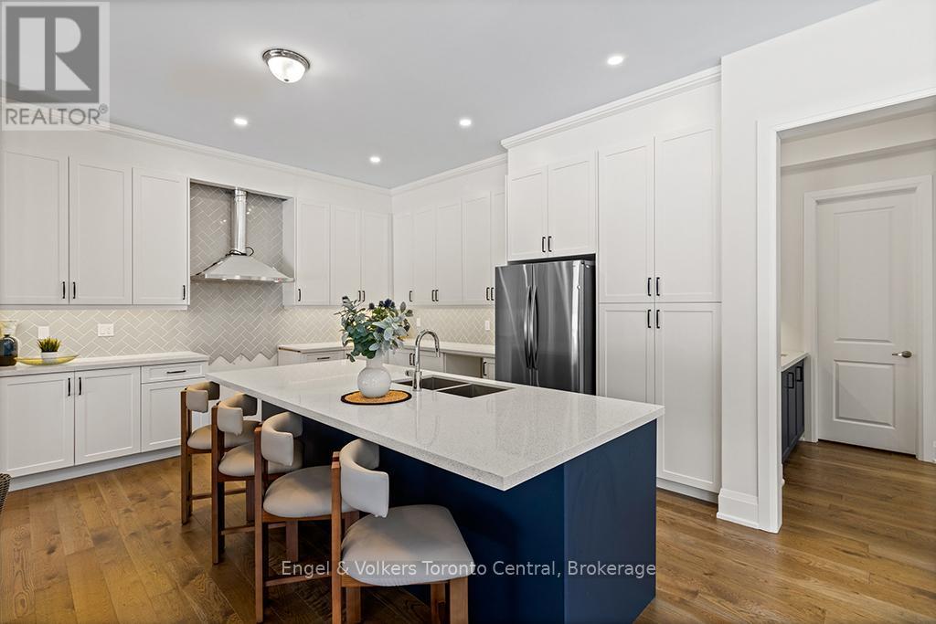 110 Dorothy Drive, Blue Mountains, ON - Indoor Photo Showing Kitchen With Double Sink With Upgraded Kitchen