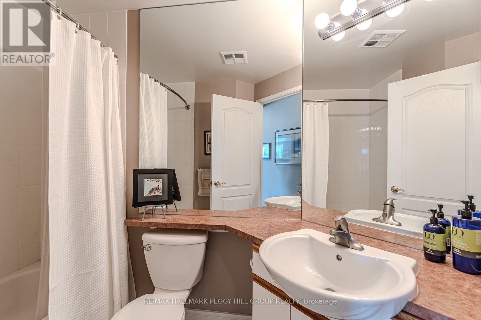 Ph2/3 - 2 Toronto Street, Barrie, ON - Indoor Photo Showing Bathroom