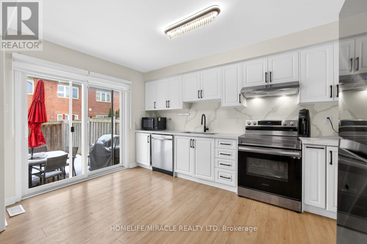 439 Cavanagh Lane, Milton, ON - Indoor Photo Showing Kitchen