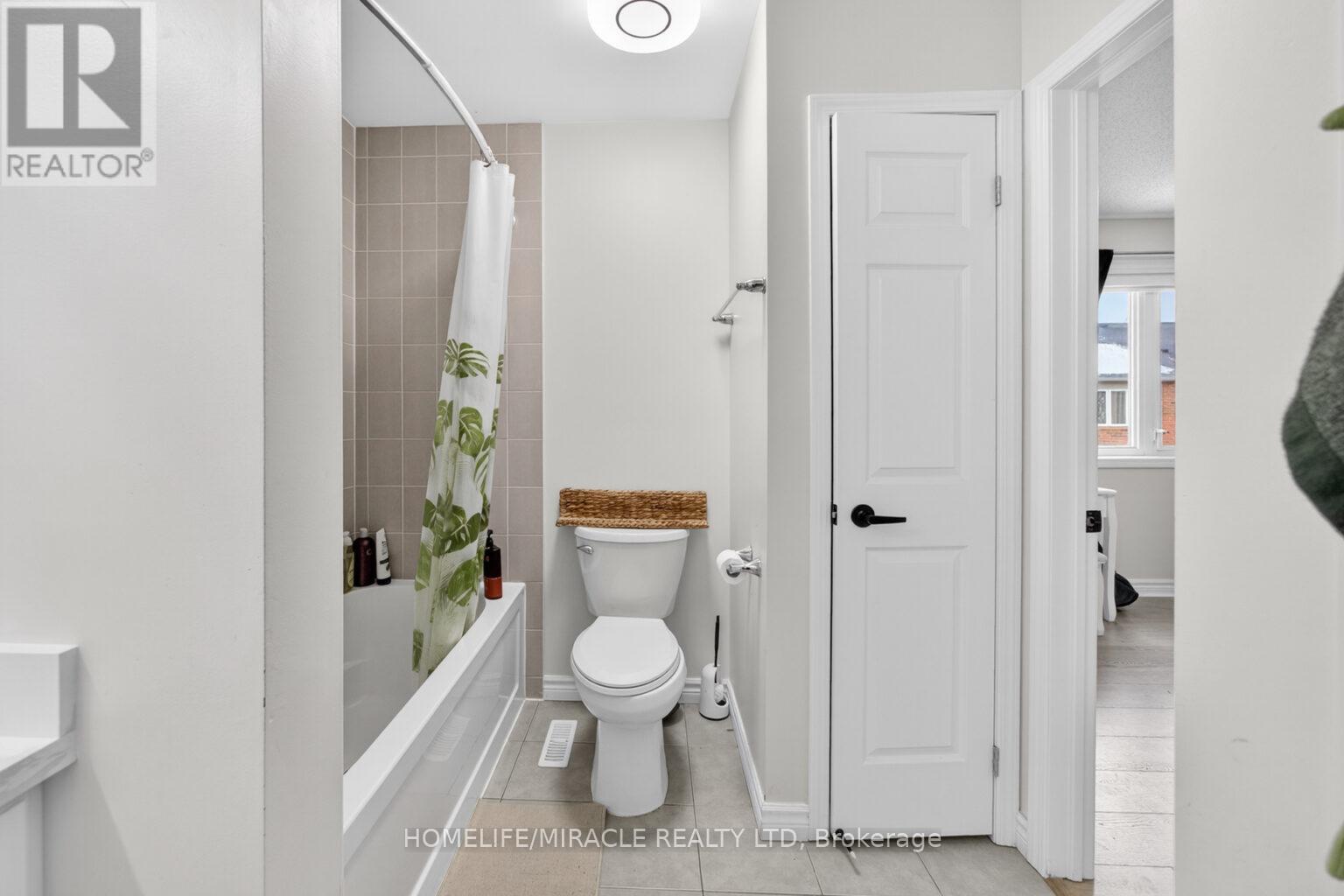 439 Cavanagh Lane, Milton, ON - Indoor Photo Showing Bathroom