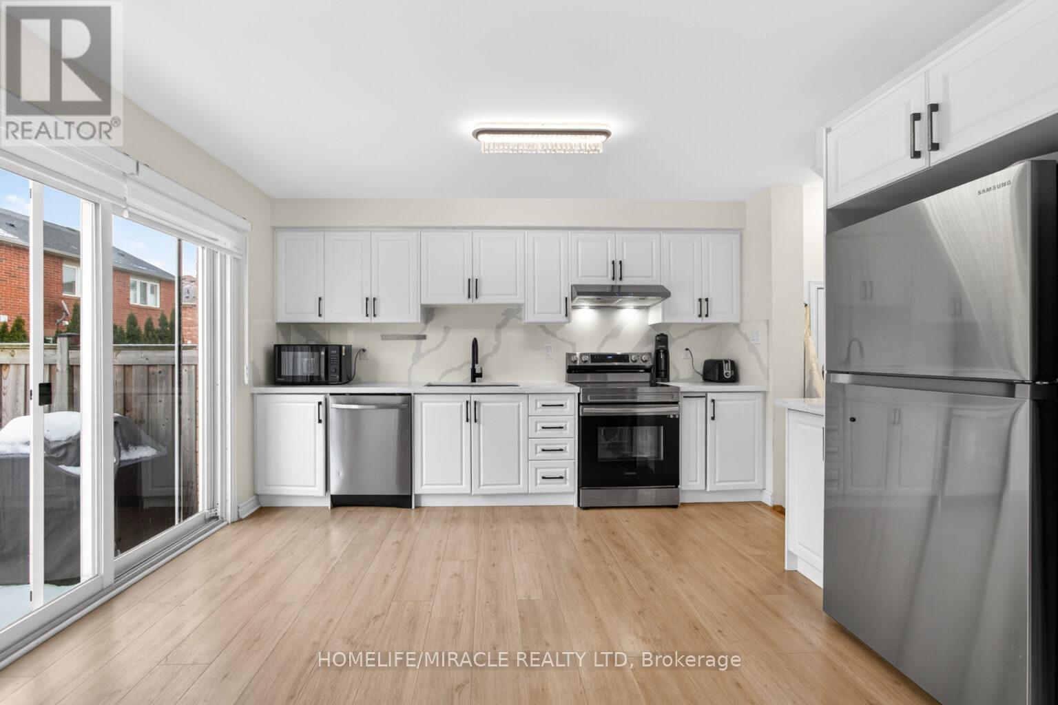 439 Cavanagh Lane, Milton, ON - Indoor Photo Showing Kitchen