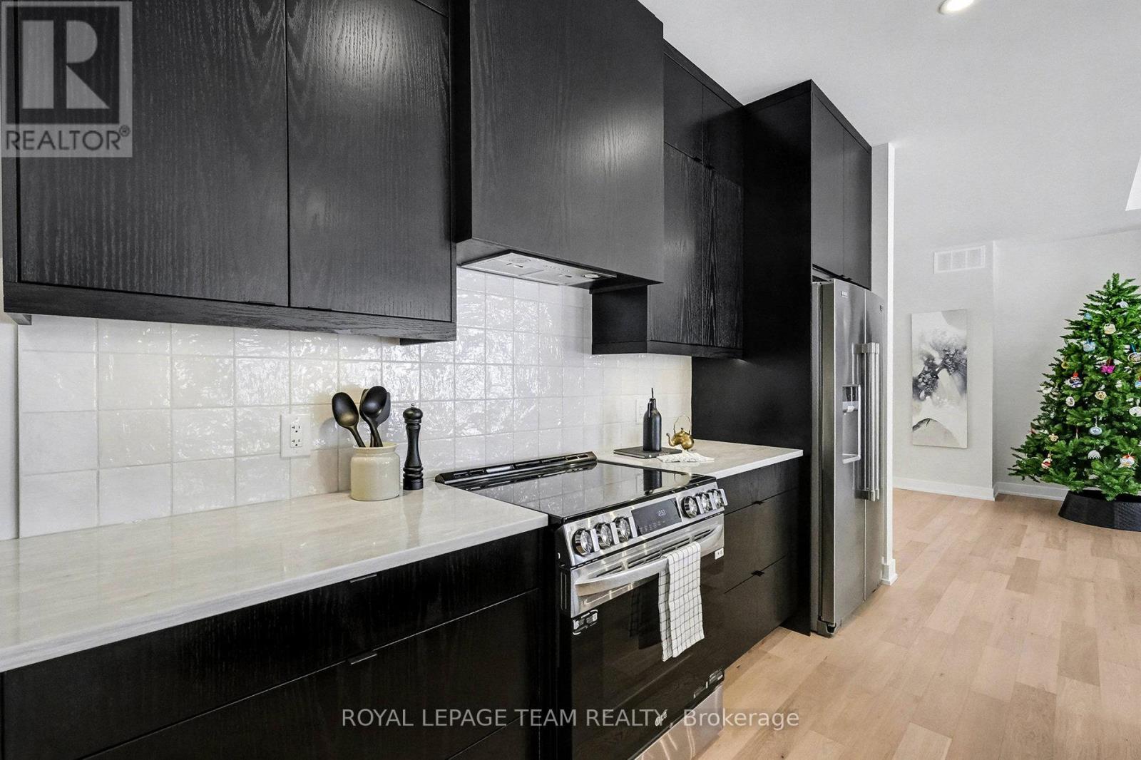 1685 Trizisky Street, North Dundas, ON - Indoor Photo Showing Kitchen With Upgraded Kitchen