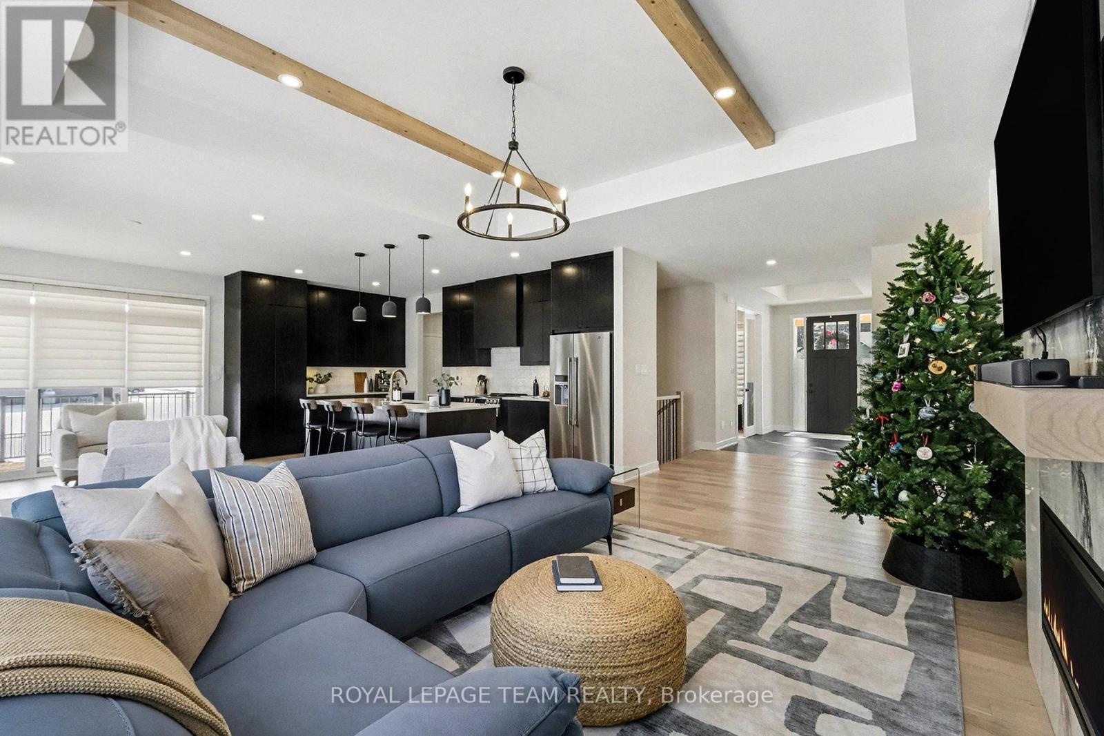 1685 Trizisky Street, North Dundas, ON - Indoor Photo Showing Living Room