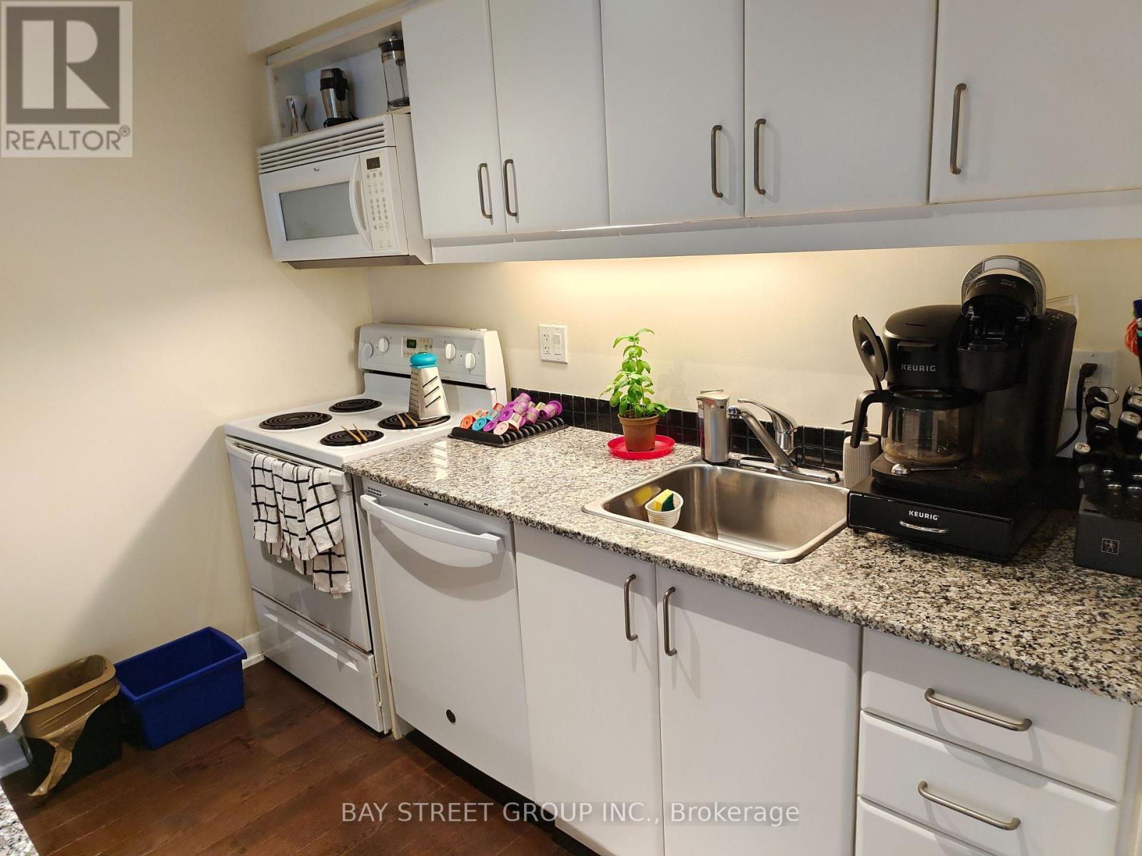 1606 - 33 Sheppard Avenue E, Toronto, ON - Indoor Photo Showing Kitchen