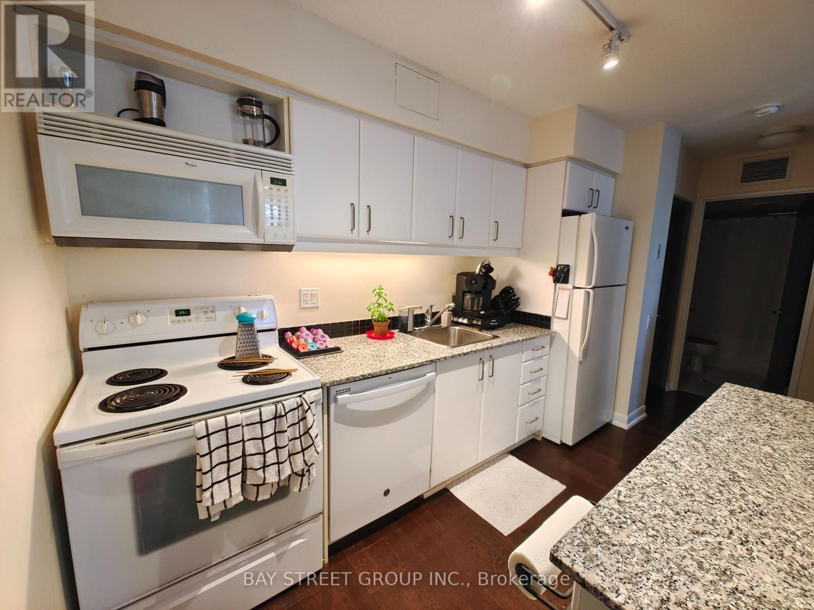 1606 - 33 Sheppard Avenue E, Toronto, ON - Indoor Photo Showing Kitchen