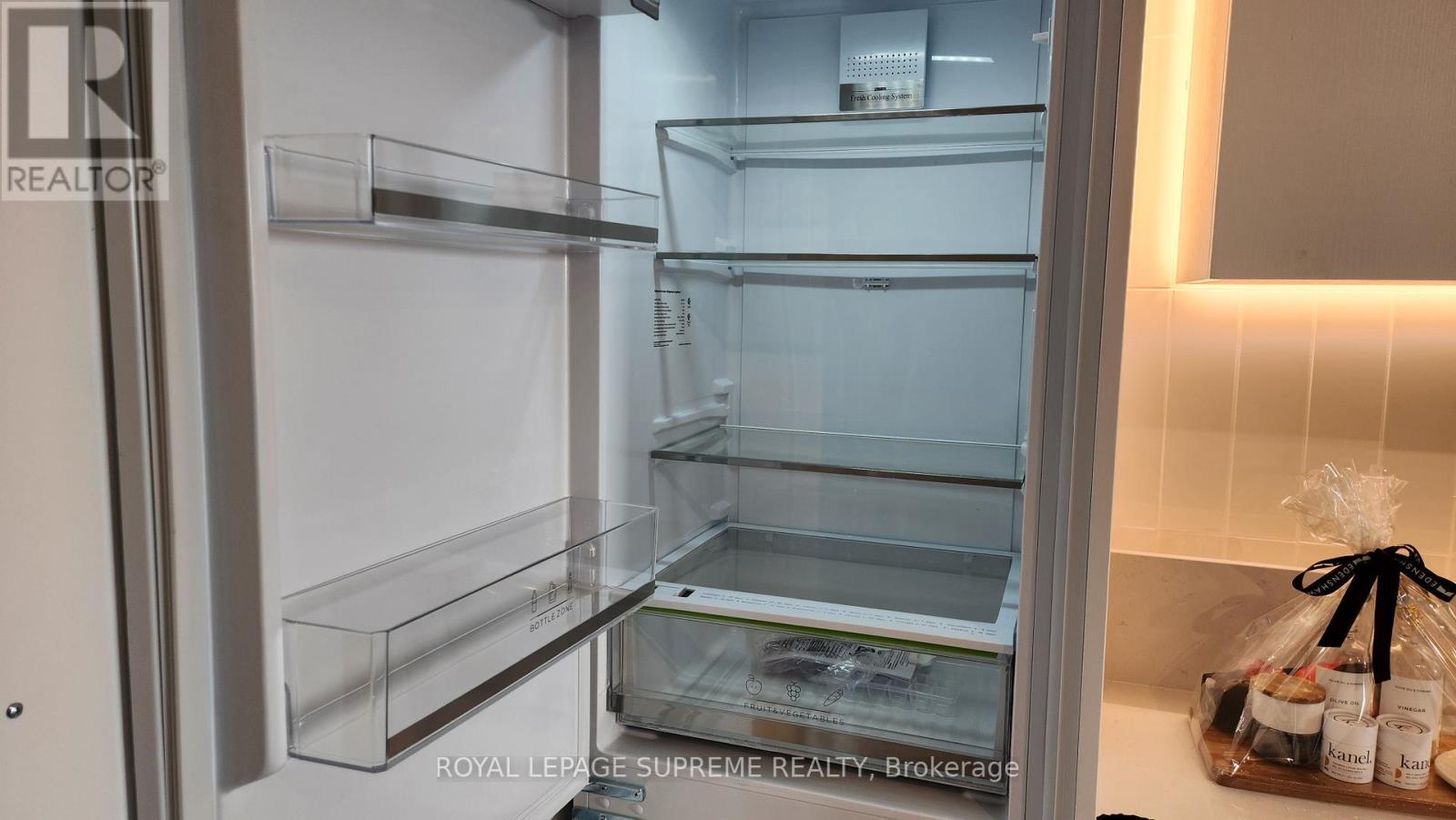 418 - 1 Fairview Road E, Mississauga, ON - Indoor Photo Showing Kitchen