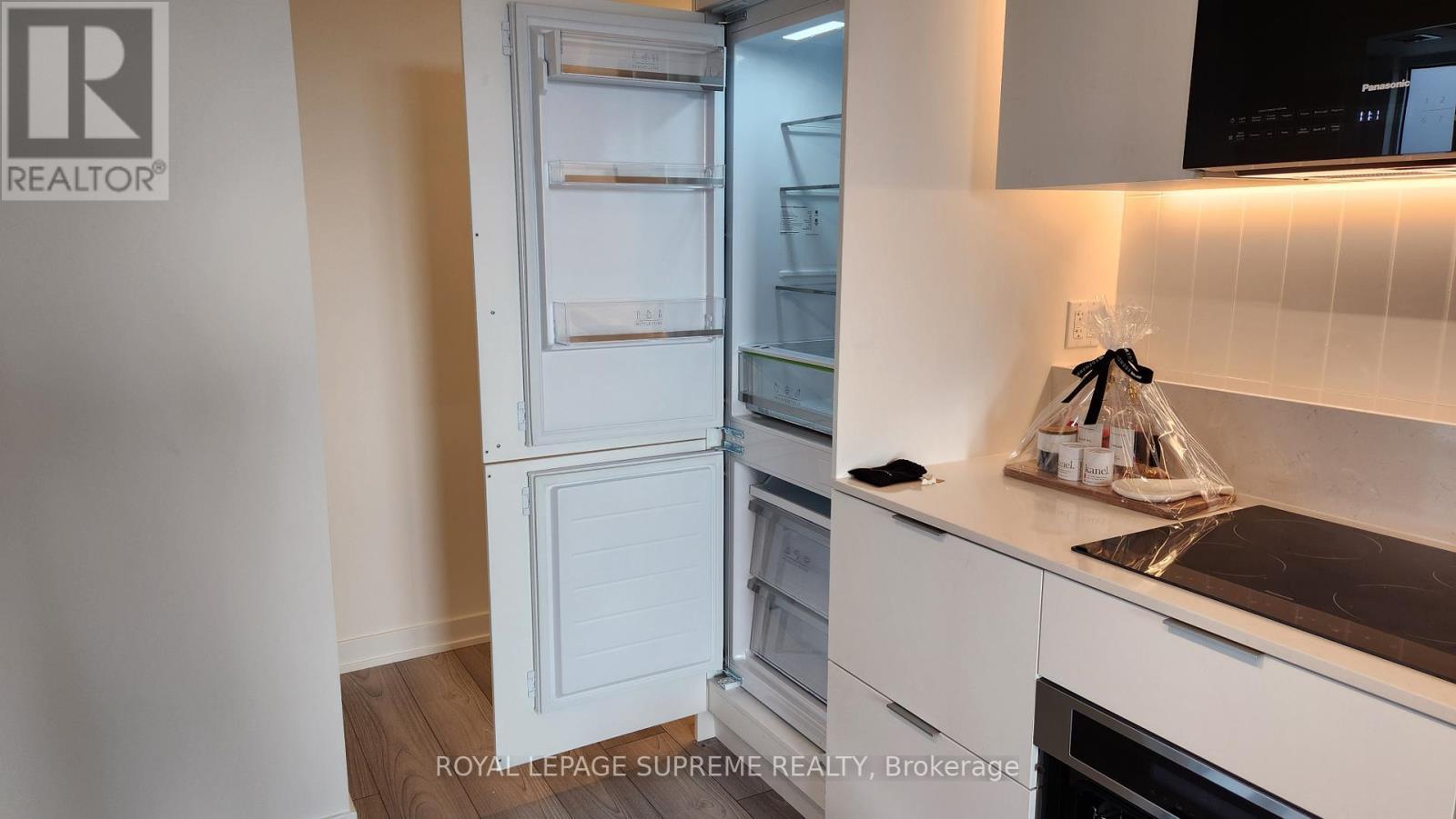 418 - 1 Fairview Road E, Mississauga, ON - Indoor Photo Showing Kitchen