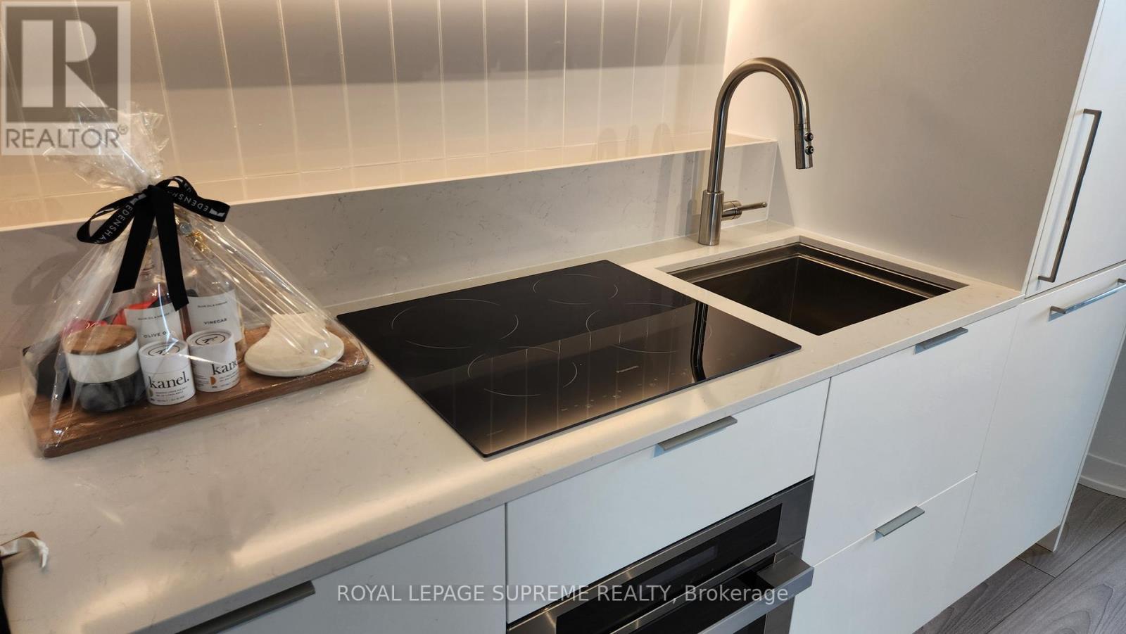 418 - 1 Fairview Road E, Mississauga, ON - Indoor Photo Showing Kitchen