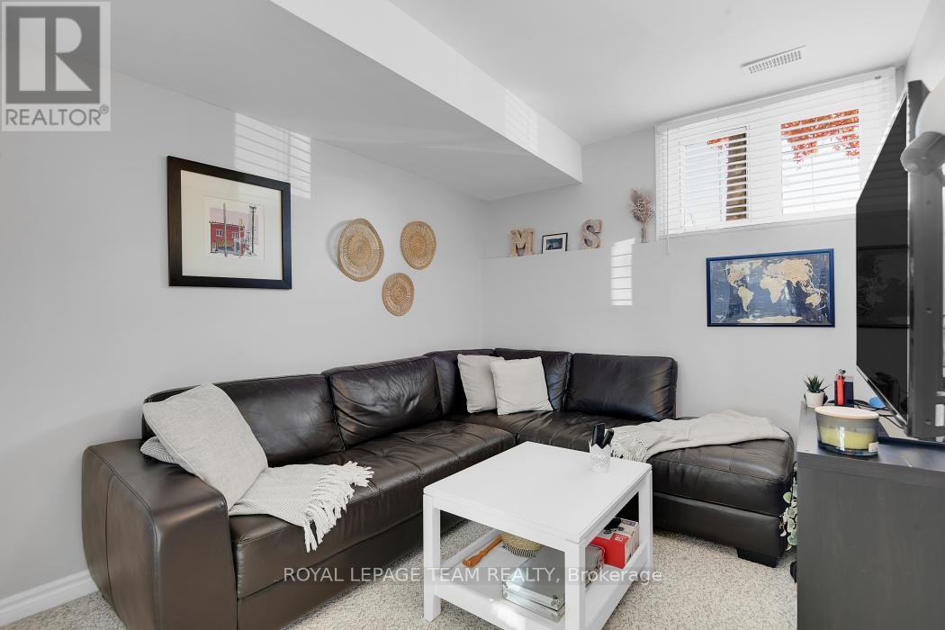 131 Tall Pines Pine, Ottawa, ON - Indoor Photo Showing Living Room