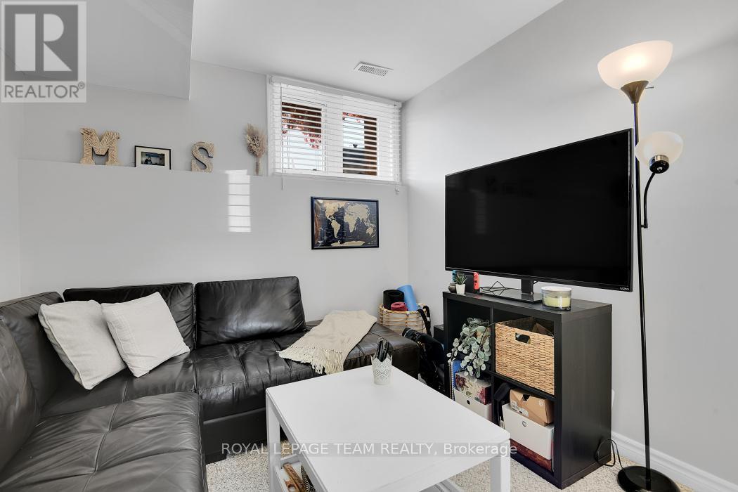 131 Tall Pines Pine, Ottawa, ON - Indoor Photo Showing Living Room