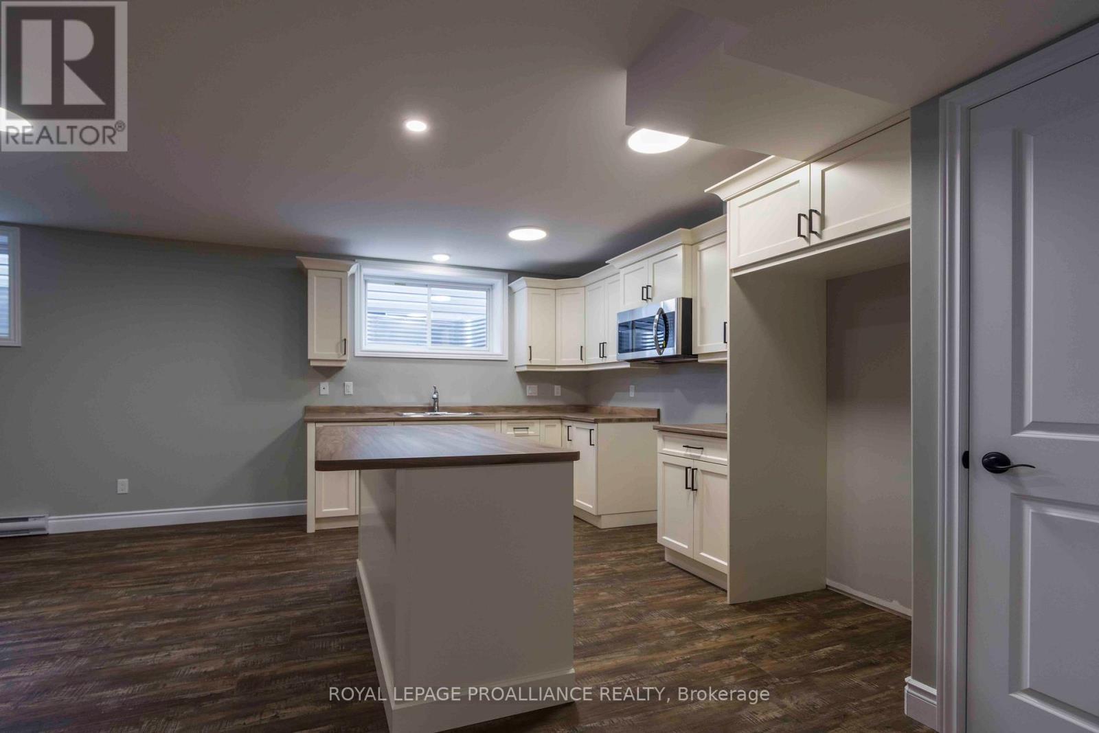 149B Sienna Avenue, Belleville (Belleville Ward), ON - Indoor Photo Showing Kitchen