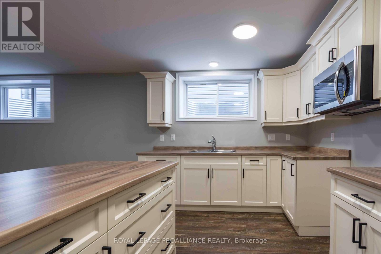 149B Sienna Avenue, Belleville (Belleville Ward), ON - Indoor Photo Showing Kitchen