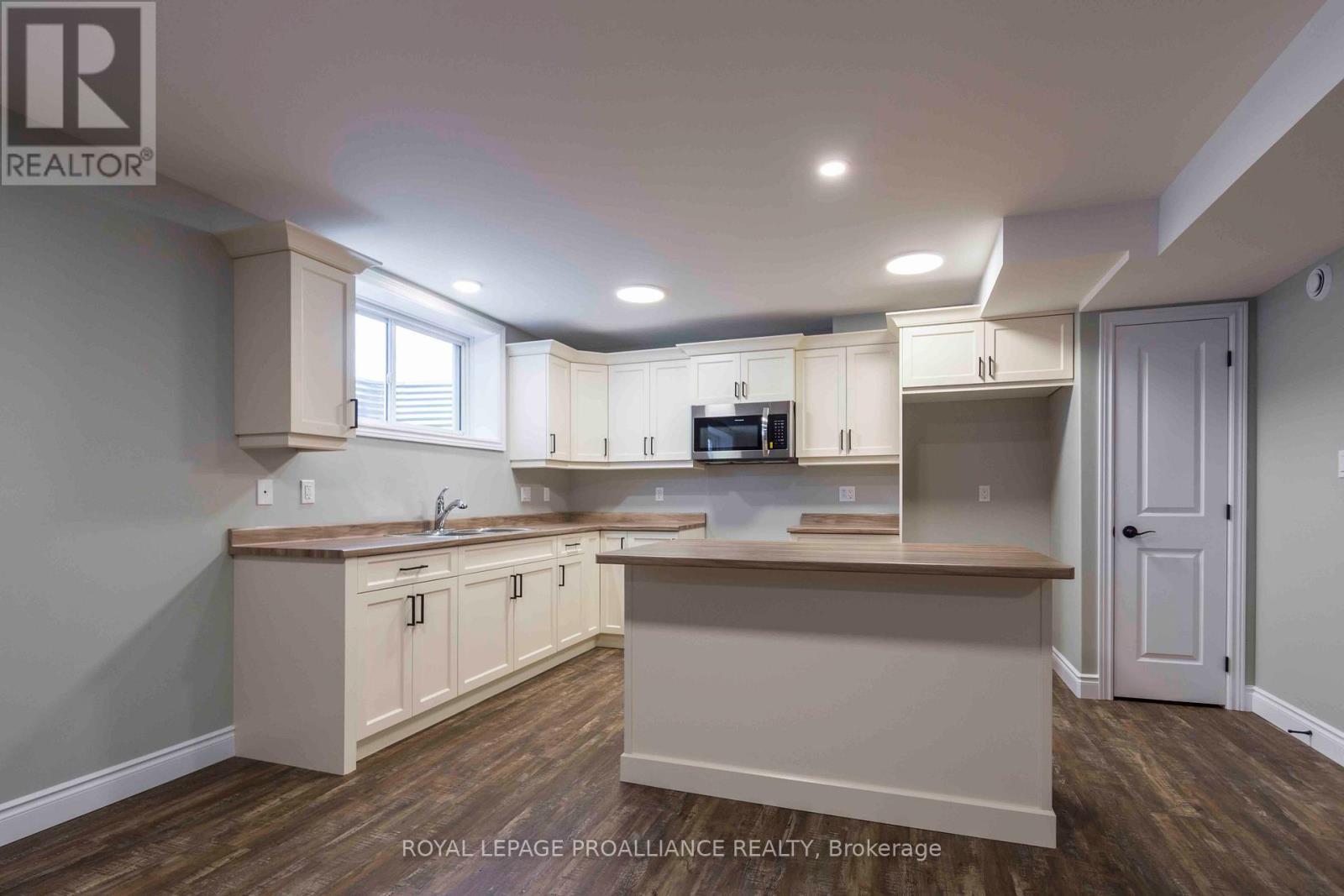 149B Sienna Avenue, Belleville (Belleville Ward), ON - Indoor Photo Showing Kitchen With Double Sink