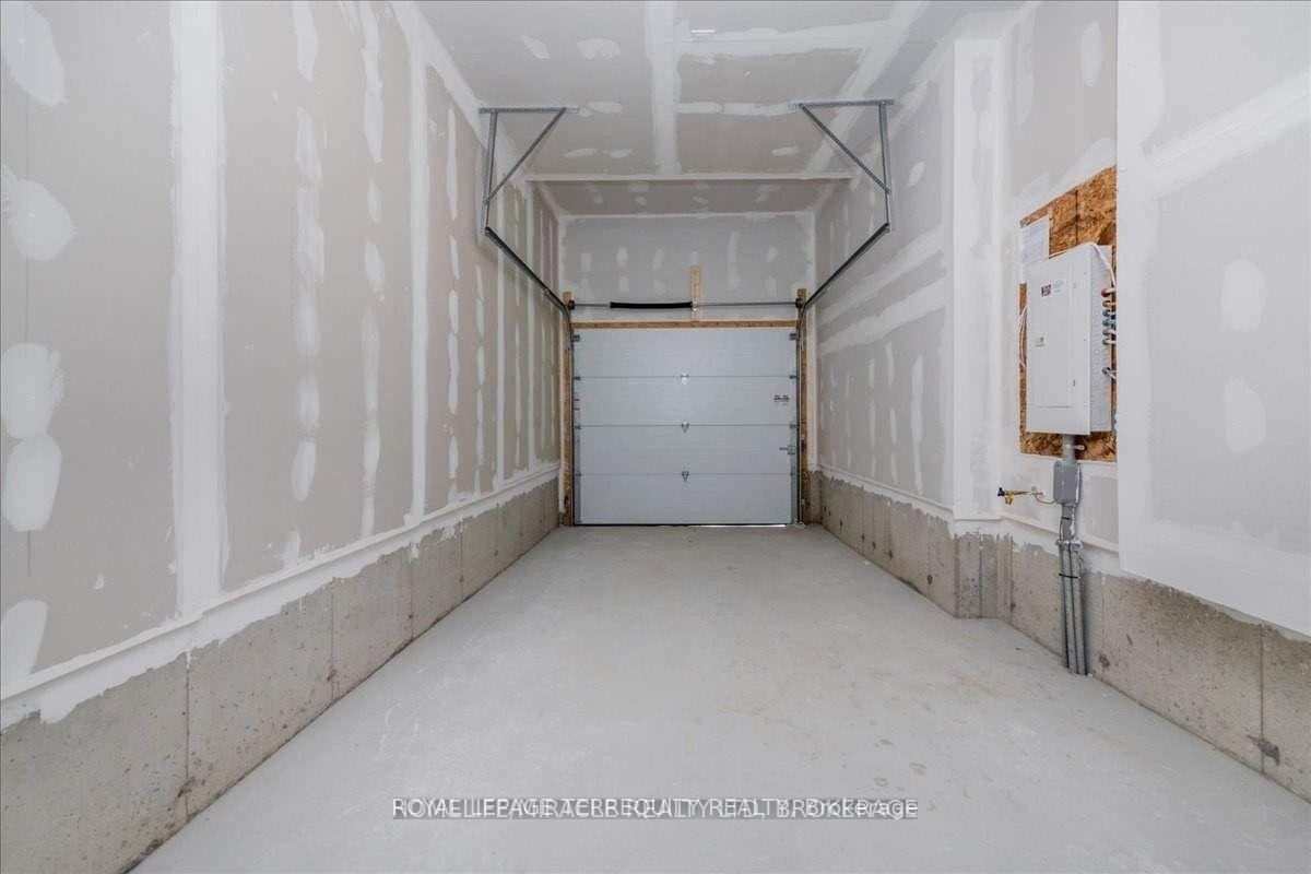 4 Haven Lane, Barrie, ON - Indoor Photo Showing Garage