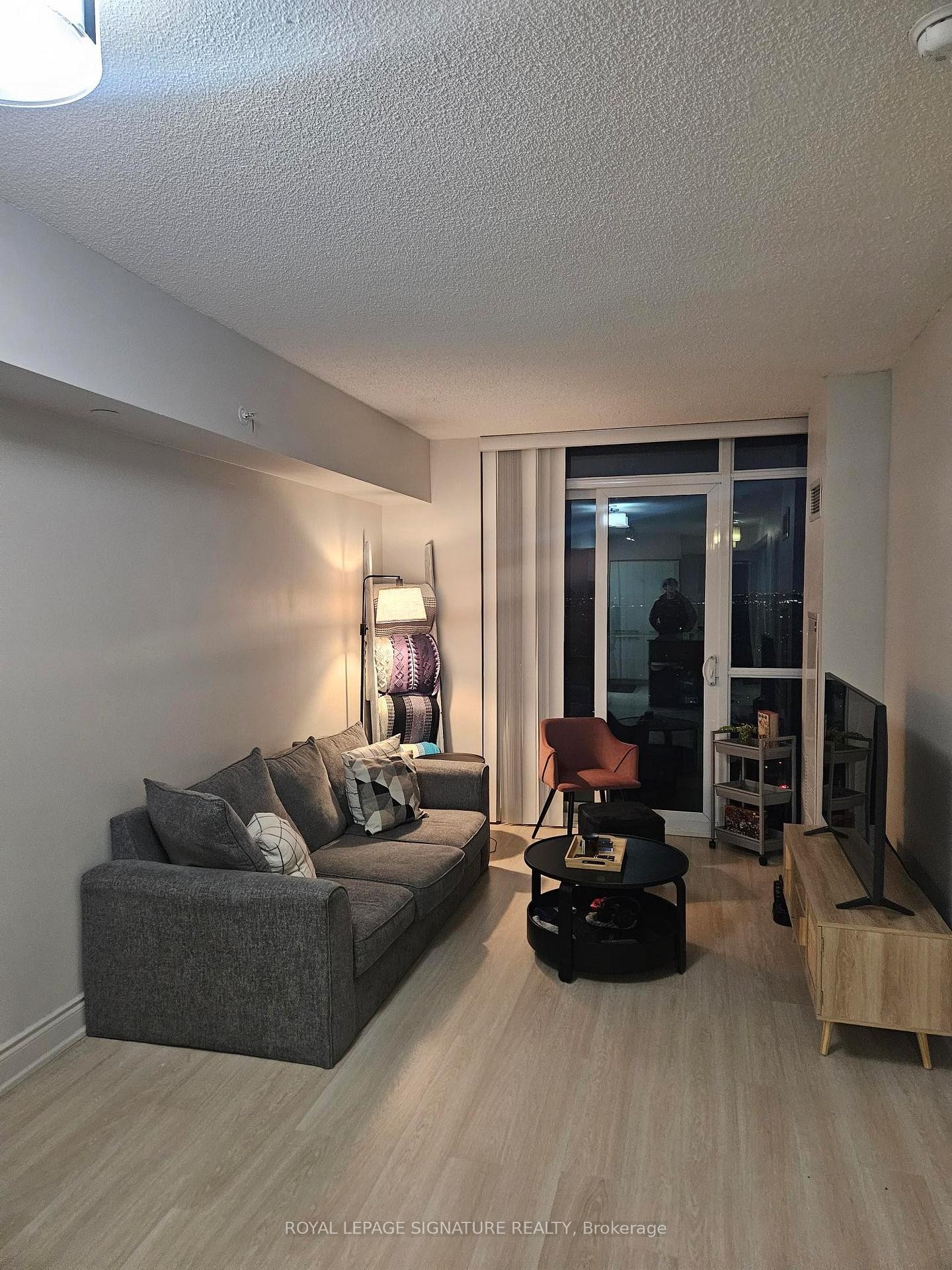 2809-5 Valhalla Inn Road, Toronto, ON - Indoor Photo Showing Living Room