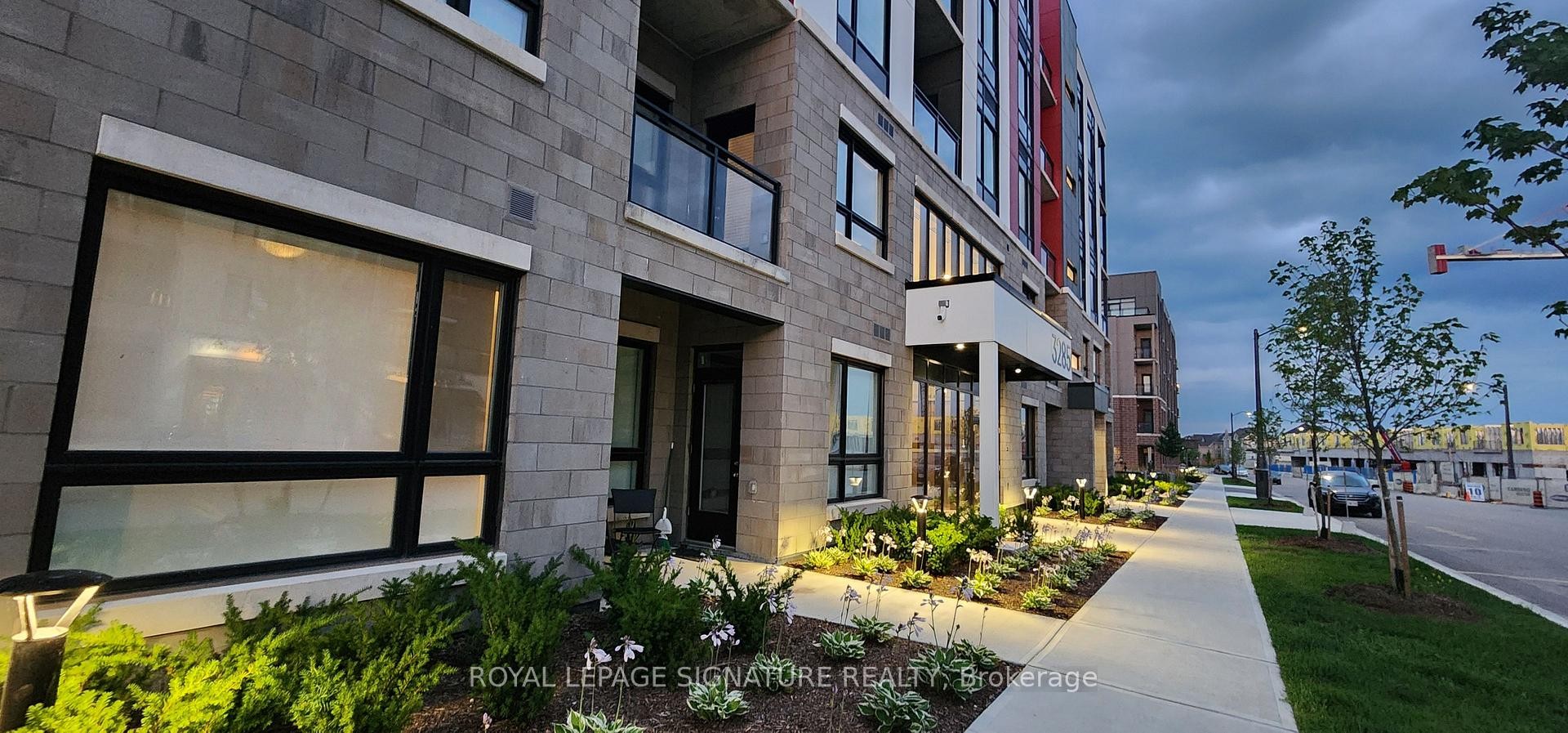 404-3285 Carding Mill Trail, Oakville, ON - Outdoor