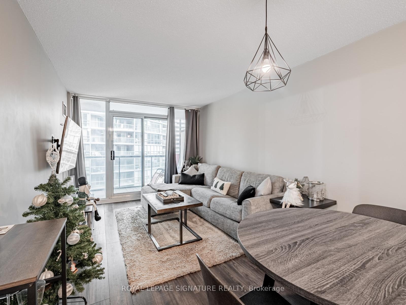902-51 Lower Simcoe Street, Toronto, ON - Indoor Photo Showing Living Room