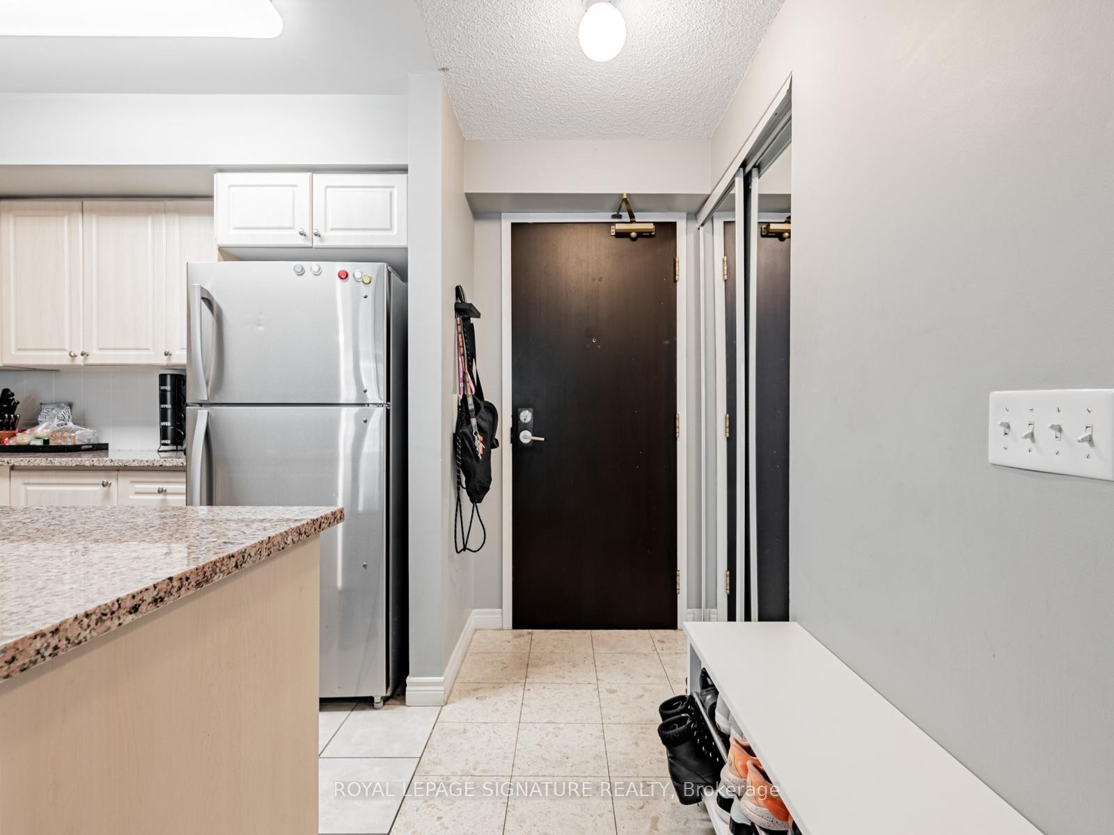 902-51 Lower Simcoe Street, Toronto, ON - Indoor Photo Showing Kitchen