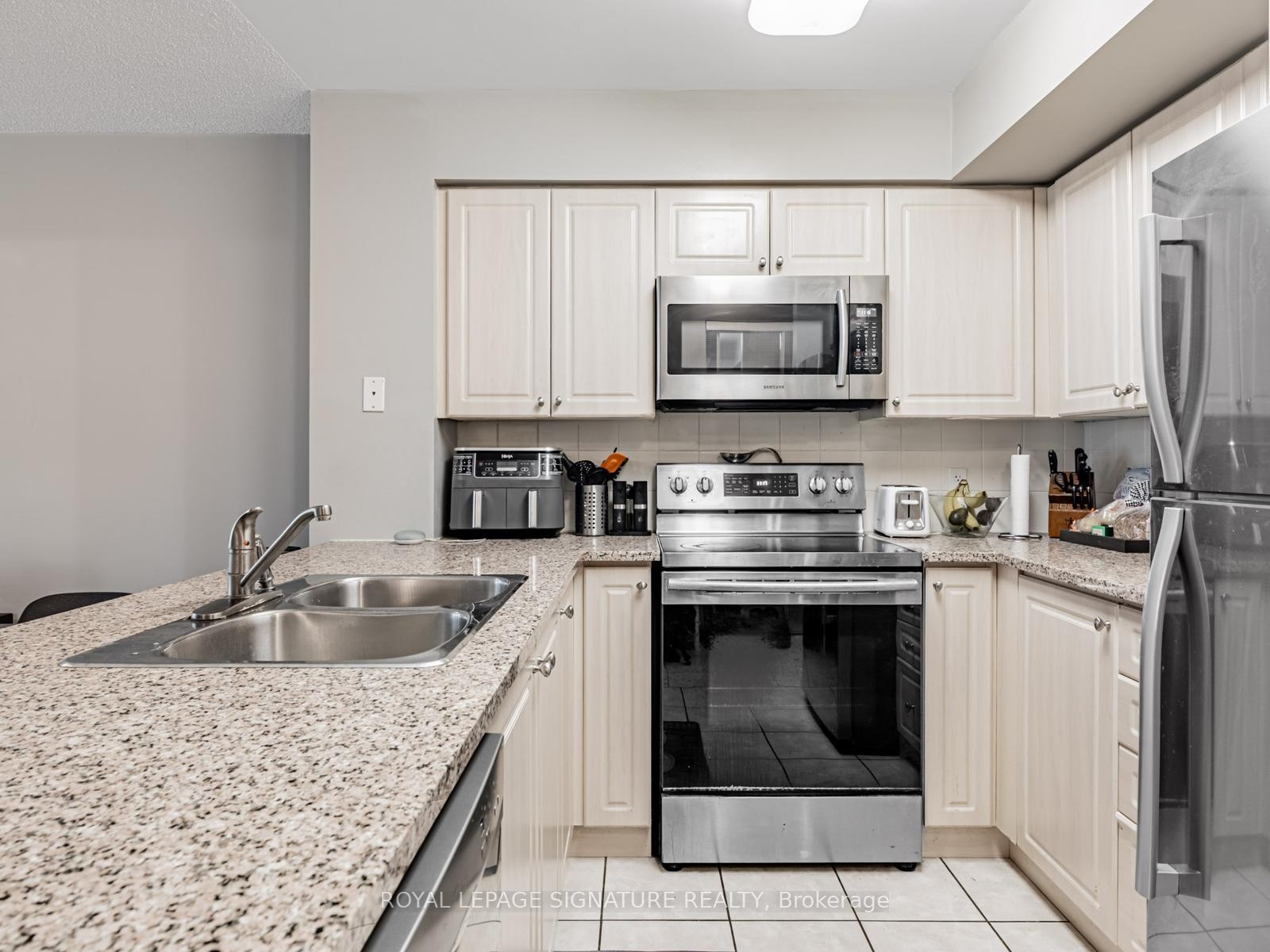 902-51 Lower Simcoe Street, Toronto, ON - Indoor Photo Showing Kitchen With Double Sink