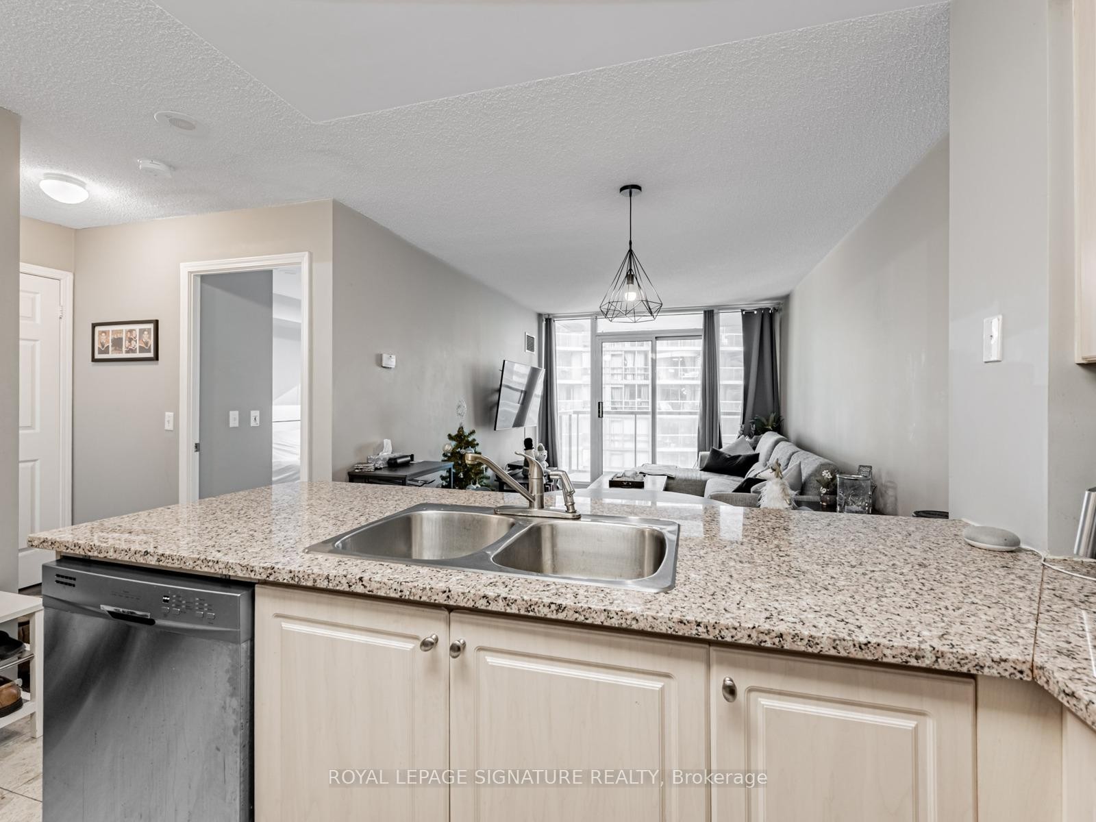 902-51 Lower Simcoe Street, Toronto, ON - Indoor Photo Showing Kitchen With Double Sink With Upgraded Kitchen