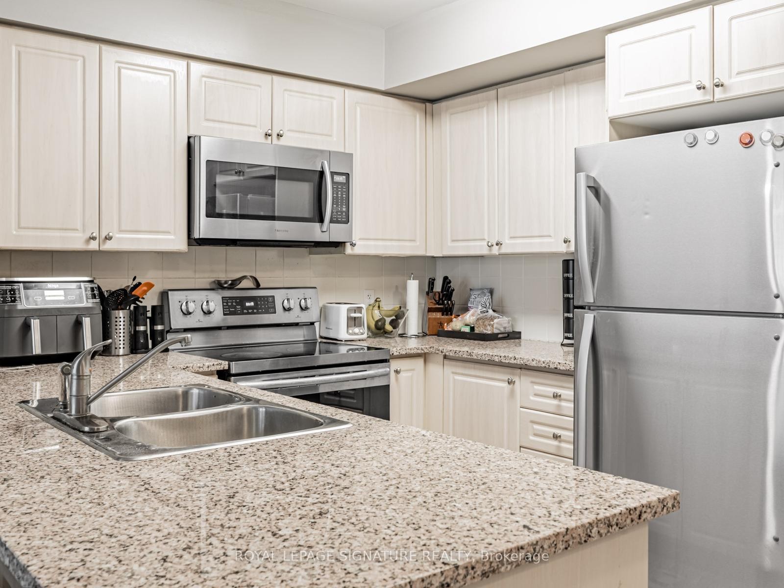 902-51 Lower Simcoe Street, Toronto, ON - Indoor Photo Showing Kitchen With Double Sink
