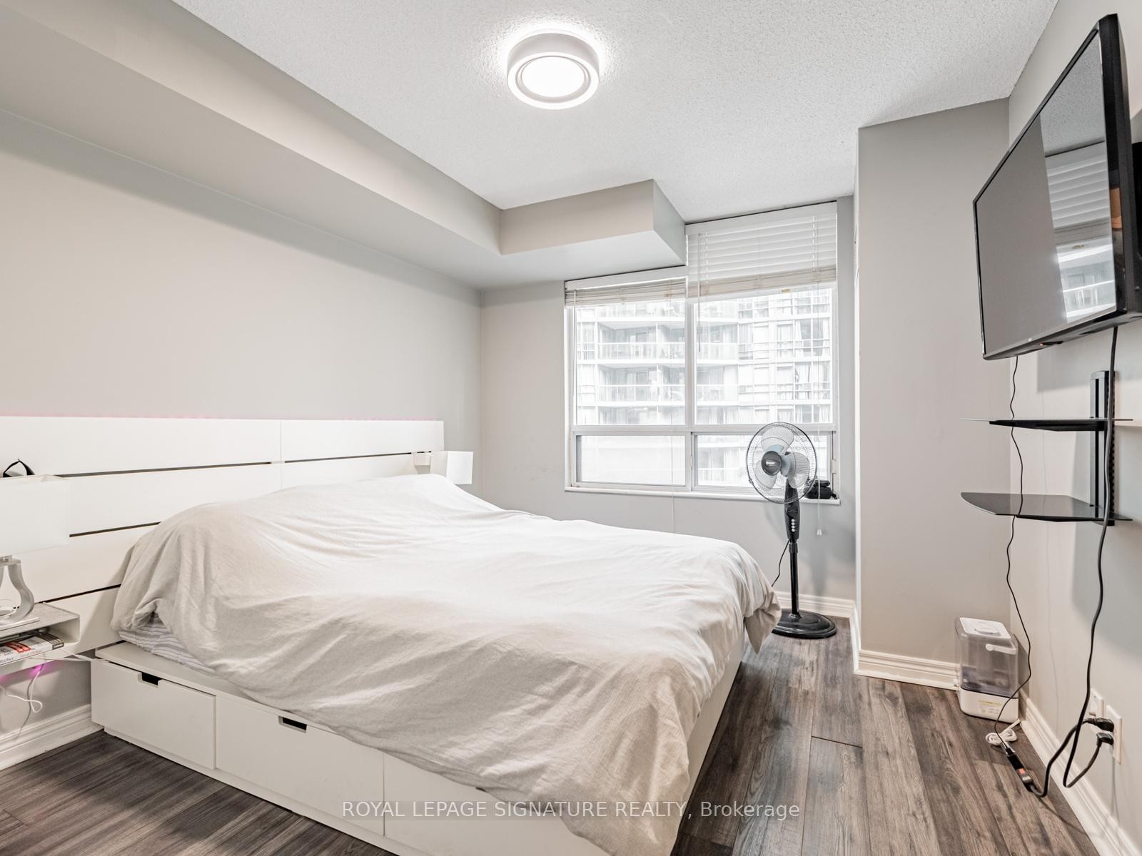 902-51 Lower Simcoe Street, Toronto, ON - Indoor Photo Showing Bedroom