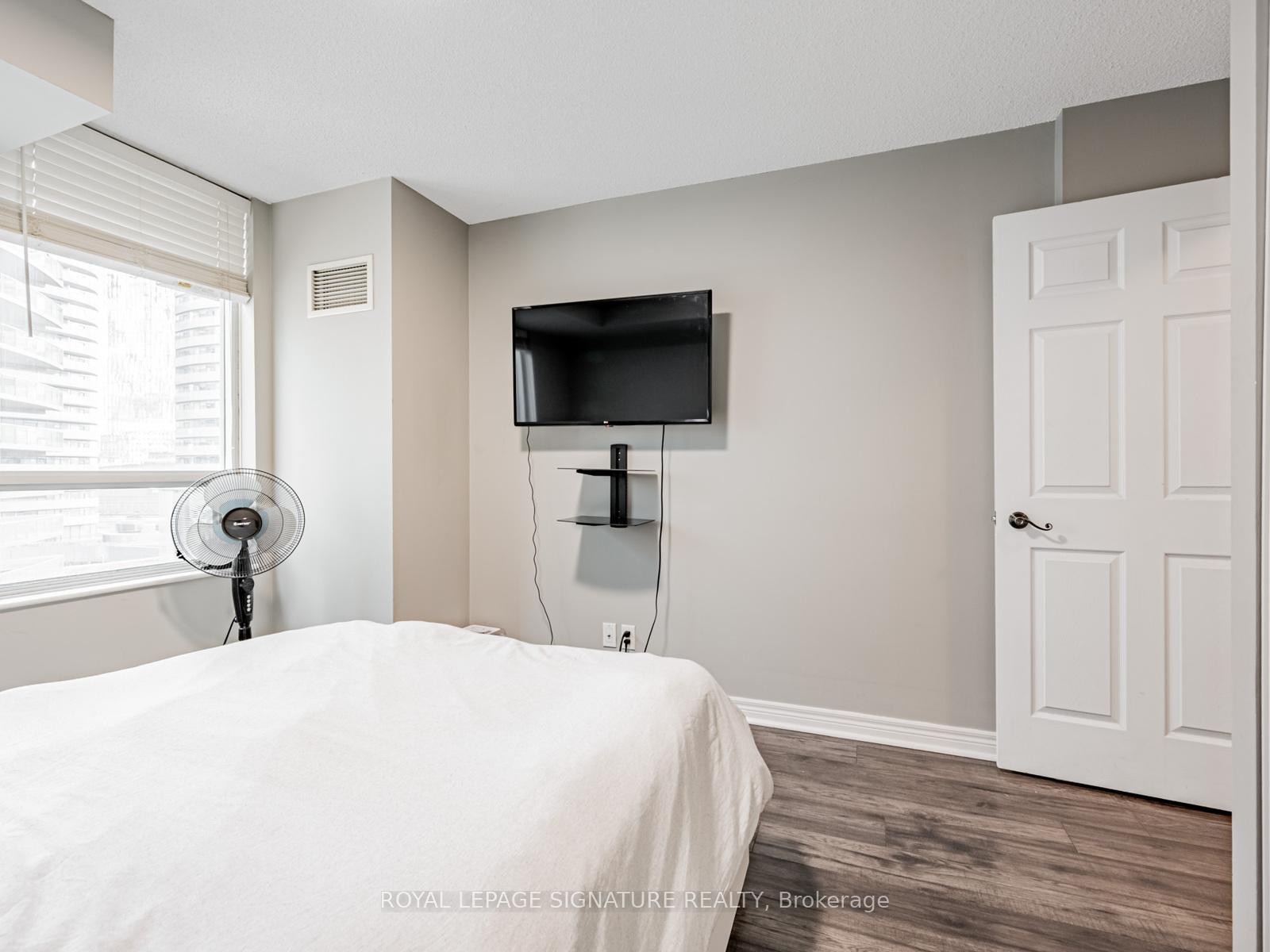 902-51 Lower Simcoe Street, Toronto, ON - Indoor Photo Showing Bedroom