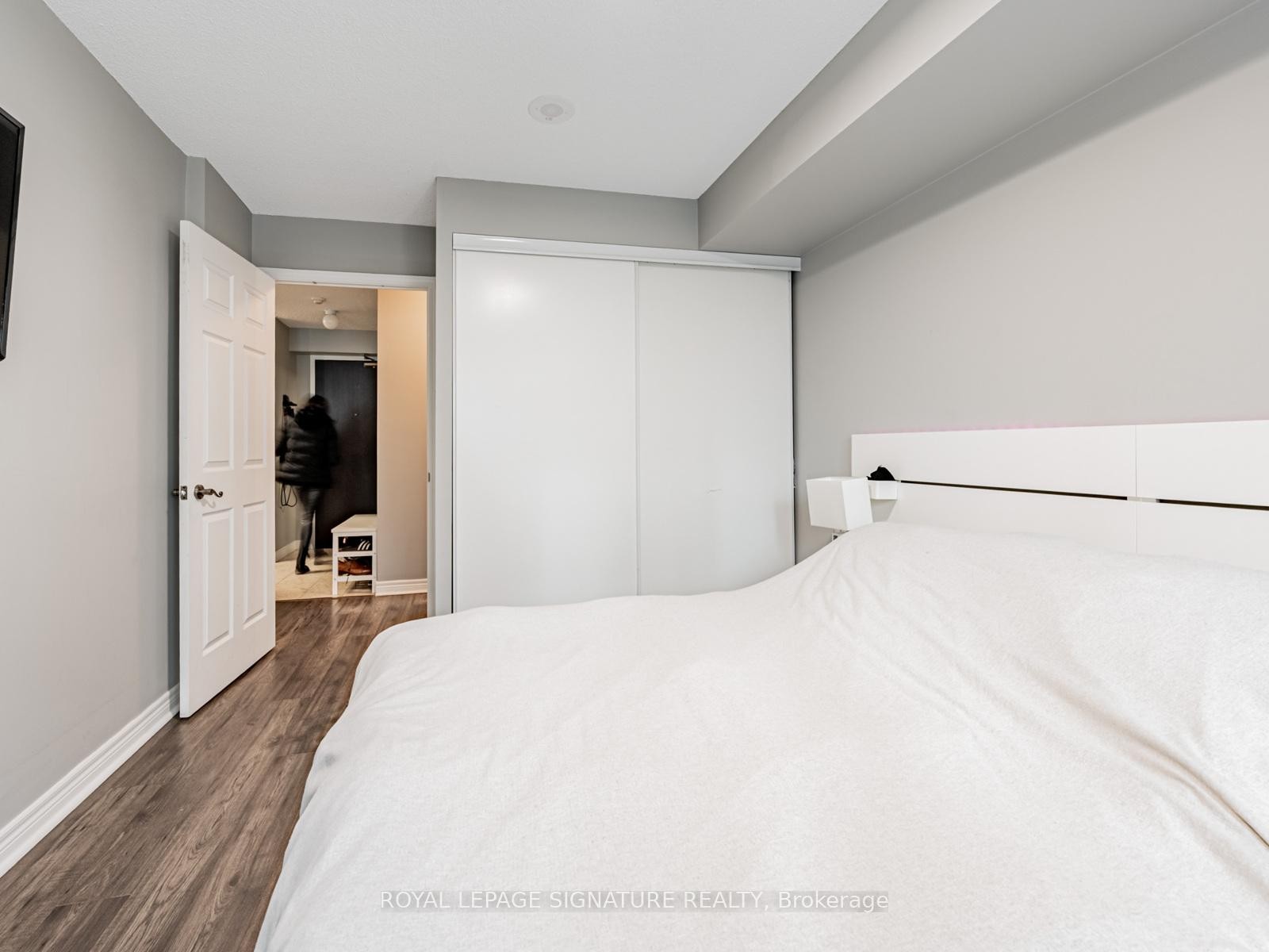 902-51 Lower Simcoe Street, Toronto, ON - Indoor Photo Showing Bedroom